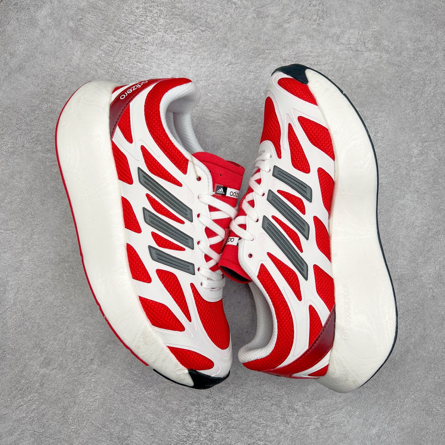 图片[3]-AD Adizero Aruku 全新跑鞋 以永动机为灵感的前卫造型 以及时下流行的厚底设定 让人无比期待 “Aruku” 在日文中是行走的意思 昭示了这是一双定位于大众日常训练或慢跑的鞋款 黑、白、红三色的撞色外观 搭配街头感、现代感十足的鞋面线条勾勒 格外引人注目 搭配丰沛的全新 Swirlfoam 泡棉厚底 虽然不像顶级竞速跑鞋那般极致 但也将日常舒适和时尚颜值平衡到位 尺码：36 36.5 37.5 38 38.5 39 40 40.5 41 42 42.5 43 44 44.5 45-选品中心