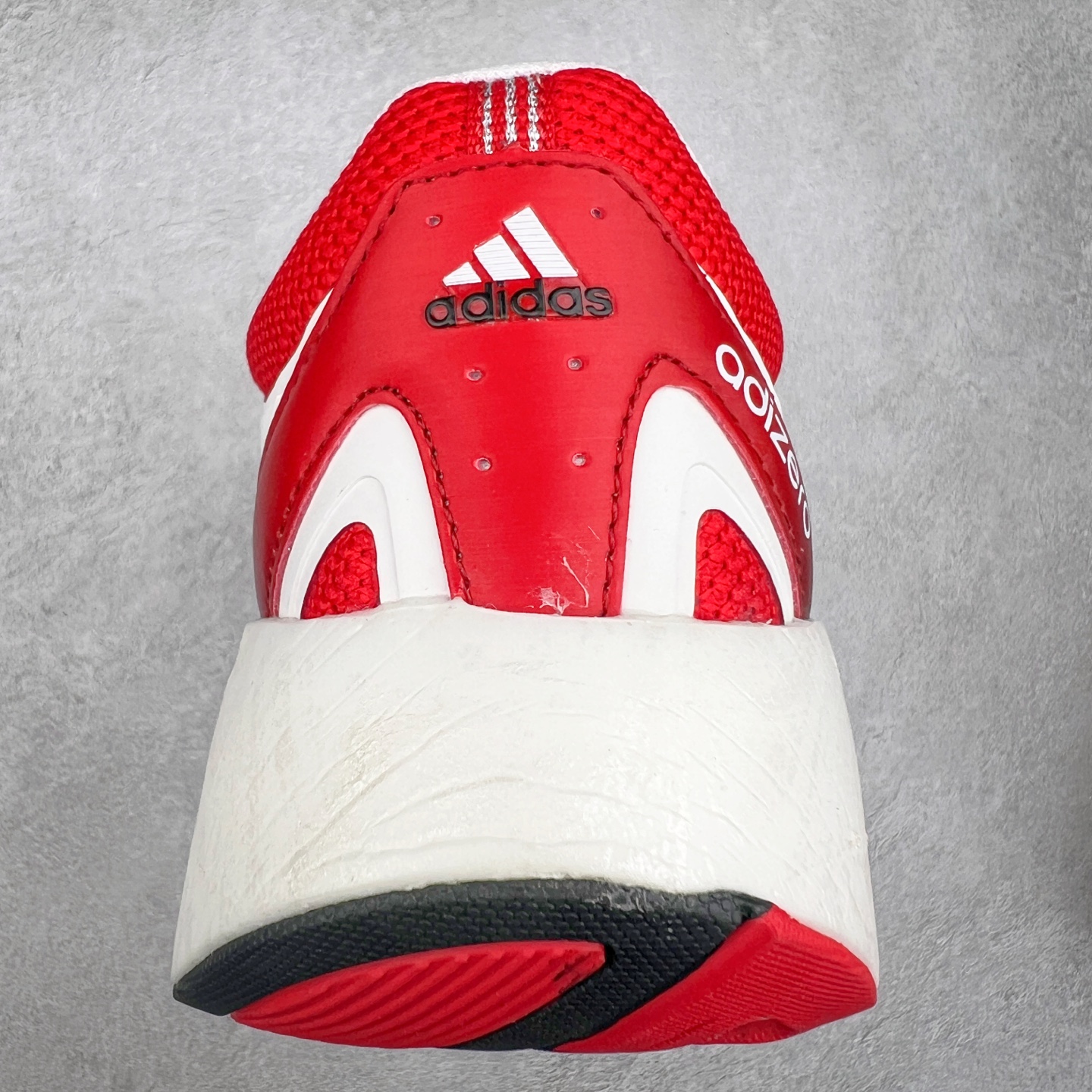 图片[8]-AD Adizero Aruku 全新跑鞋 以永动机为灵感的前卫造型 以及时下流行的厚底设定 让人无比期待 “Aruku” 在日文中是行走的意思 昭示了这是一双定位于大众日常训练或慢跑的鞋款 黑、白、红三色的撞色外观 搭配街头感、现代感十足的鞋面线条勾勒 格外引人注目 搭配丰沛的全新 Swirlfoam 泡棉厚底 虽然不像顶级竞速跑鞋那般极致 但也将日常舒适和时尚颜值平衡到位 尺码：36 36.5 37.5 38 38.5 39 40 40.5 41 42 42.5 43 44 44.5 45-选品中心