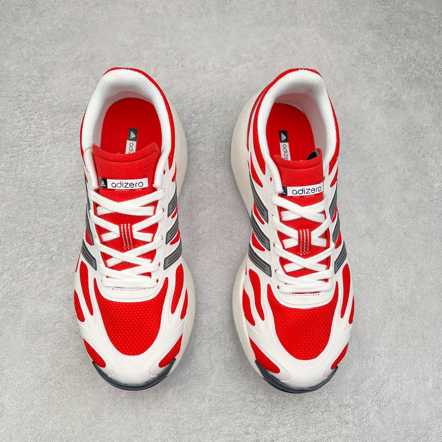 图片[2]-AD Adizero Aruku 全新跑鞋 以永动机为灵感的前卫造型 以及时下流行的厚底设定 让人无比期待 “Aruku” 在日文中是行走的意思 昭示了这是一双定位于大众日常训练或慢跑的鞋款 黑、白、红三色的撞色外观 搭配街头感、现代感十足的鞋面线条勾勒 格外引人注目 搭配丰沛的全新 Swirlfoam 泡棉厚底 虽然不像顶级竞速跑鞋那般极致 但也将日常舒适和时尚颜值平衡到位 尺码：36 36.5 37.5 38 38.5 39 40 40.5 41 42 42.5 43 44 44.5 45-选品中心