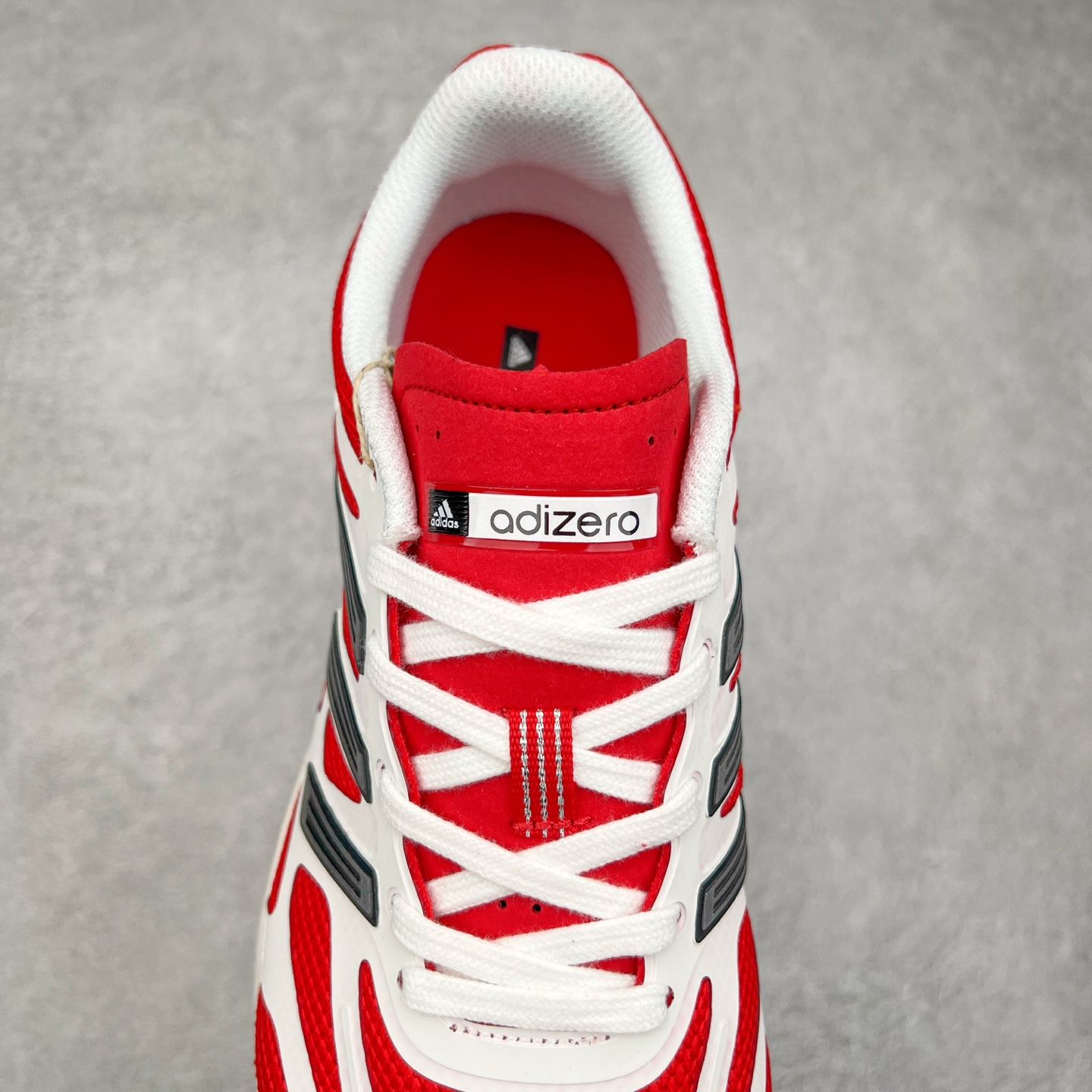 图片[5]-AD Adizero Aruku 全新跑鞋 以永动机为灵感的前卫造型 以及时下流行的厚底设定 让人无比期待 “Aruku” 在日文中是行走的意思 昭示了这是一双定位于大众日常训练或慢跑的鞋款 黑、白、红三色的撞色外观 搭配街头感、现代感十足的鞋面线条勾勒 格外引人注目 搭配丰沛的全新 Swirlfoam 泡棉厚底 虽然不像顶级竞速跑鞋那般极致 但也将日常舒适和时尚颜值平衡到位 尺码：36 36.5 37.5 38 38.5 39 40 40.5 41 42 42.5 43 44 44.5 45-选品中心