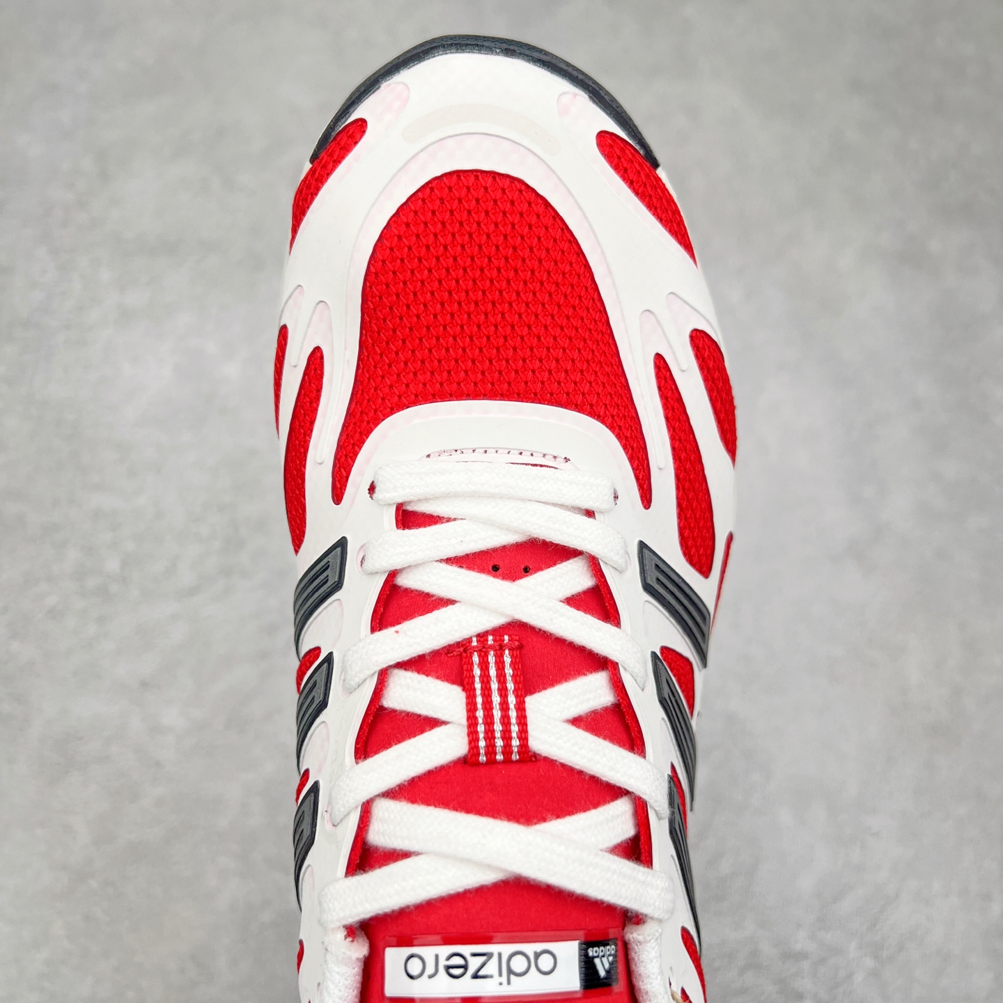 图片[4]-AD Adizero Aruku 全新跑鞋 以永动机为灵感的前卫造型 以及时下流行的厚底设定 让人无比期待 “Aruku” 在日文中是行走的意思 昭示了这是一双定位于大众日常训练或慢跑的鞋款 黑、白、红三色的撞色外观 搭配街头感、现代感十足的鞋面线条勾勒 格外引人注目 搭配丰沛的全新 Swirlfoam 泡棉厚底 虽然不像顶级竞速跑鞋那般极致 但也将日常舒适和时尚颜值平衡到位 尺码：36 36.5 37.5 38 38.5 39 40 40.5 41 42 42.5 43 44 44.5 45-选品中心