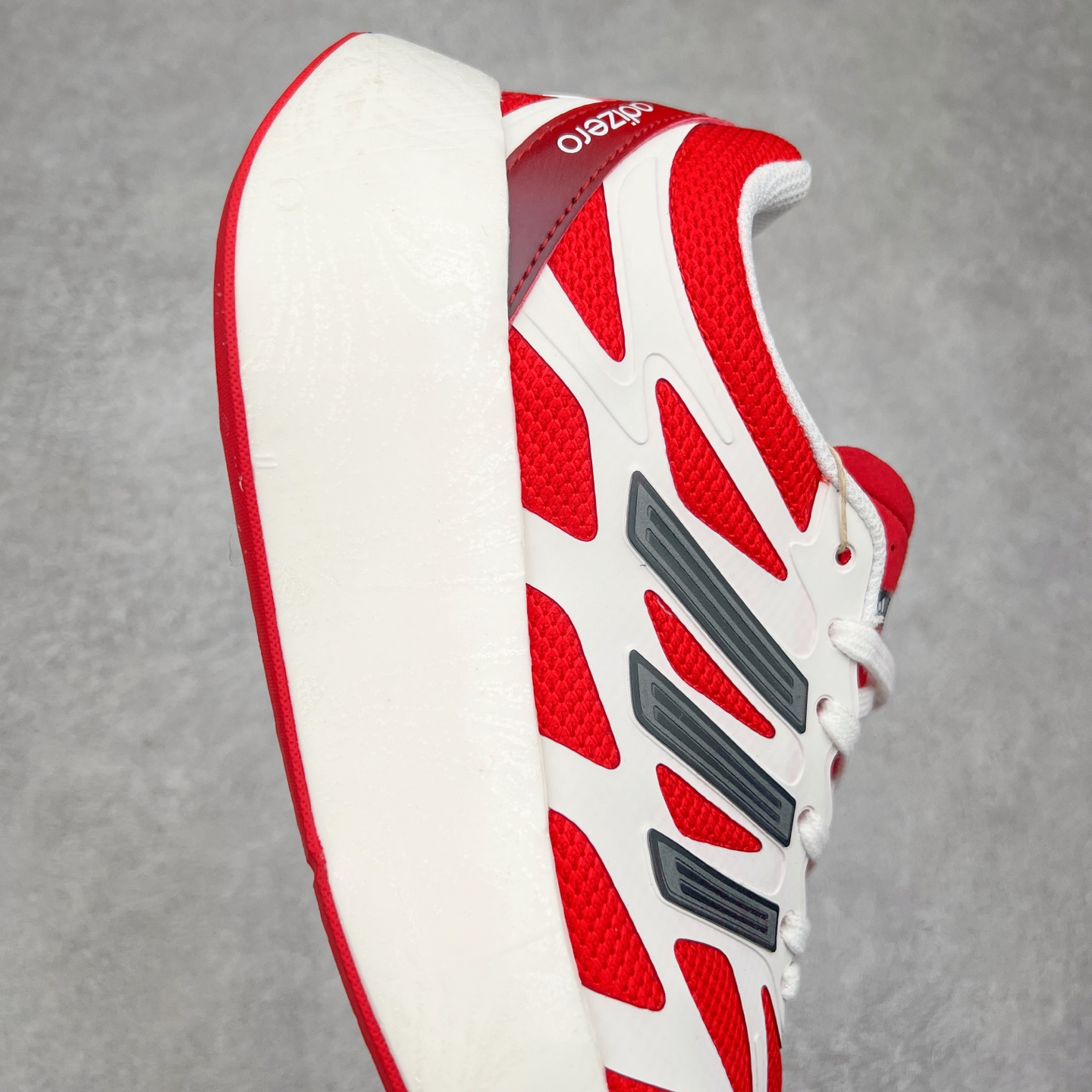 图片[6]-AD Adizero Aruku 全新跑鞋 以永动机为灵感的前卫造型 以及时下流行的厚底设定 让人无比期待 “Aruku” 在日文中是行走的意思 昭示了这是一双定位于大众日常训练或慢跑的鞋款 黑、白、红三色的撞色外观 搭配街头感、现代感十足的鞋面线条勾勒 格外引人注目 搭配丰沛的全新 Swirlfoam 泡棉厚底 虽然不像顶级竞速跑鞋那般极致 但也将日常舒适和时尚颜值平衡到位 尺码：36 36.5 37.5 38 38.5 39 40 40.5 41 42 42.5 43 44 44.5 45-选品中心