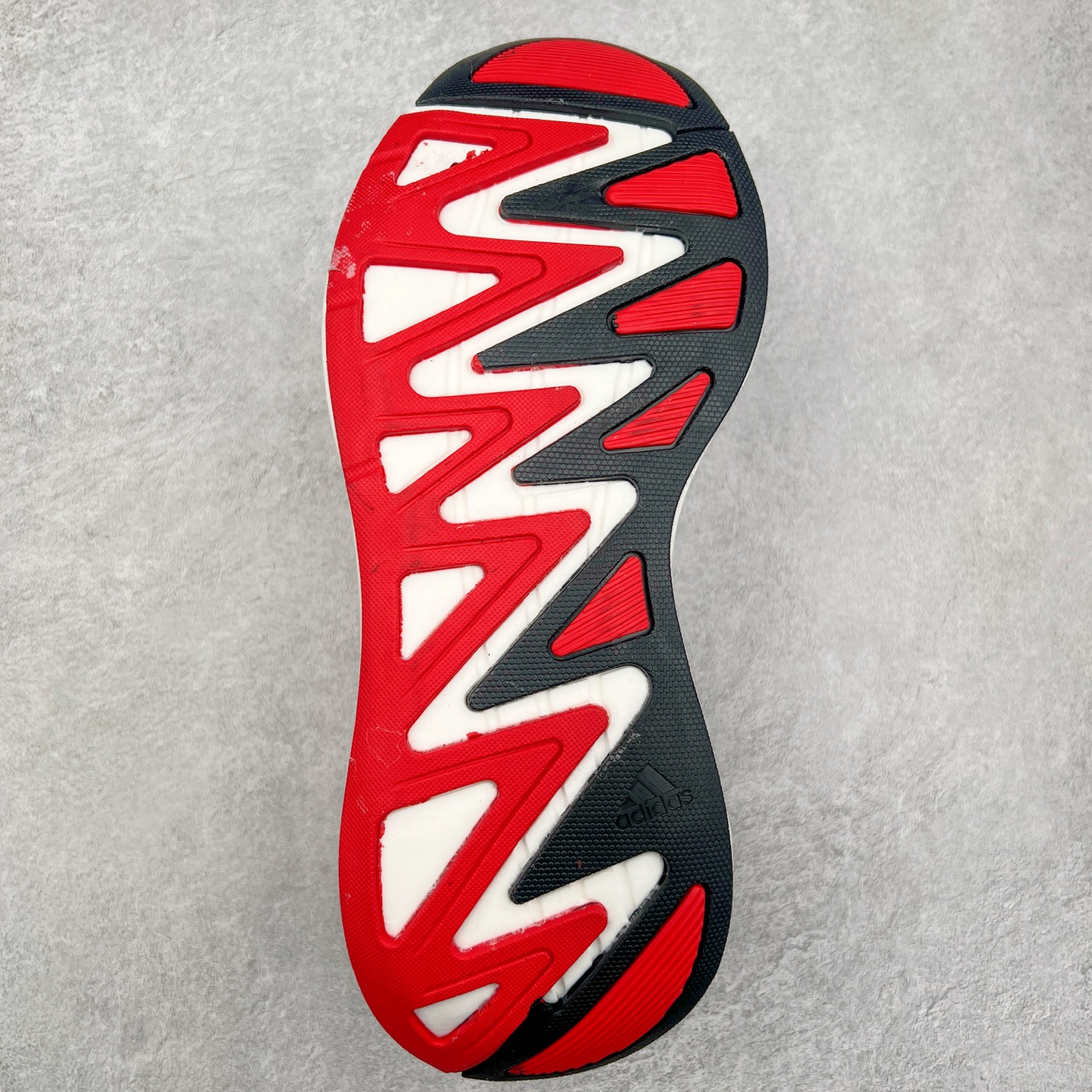 图片[9]-AD Adizero Aruku 全新跑鞋 以永动机为灵感的前卫造型 以及时下流行的厚底设定 让人无比期待 “Aruku” 在日文中是行走的意思 昭示了这是一双定位于大众日常训练或慢跑的鞋款 黑、白、红三色的撞色外观 搭配街头感、现代感十足的鞋面线条勾勒 格外引人注目 搭配丰沛的全新 Swirlfoam 泡棉厚底 虽然不像顶级竞速跑鞋那般极致 但也将日常舒适和时尚颜值平衡到位 尺码：36 36.5 37.5 38 38.5 39 40 40.5 41 42 42.5 43 44 44.5 45-选品中心