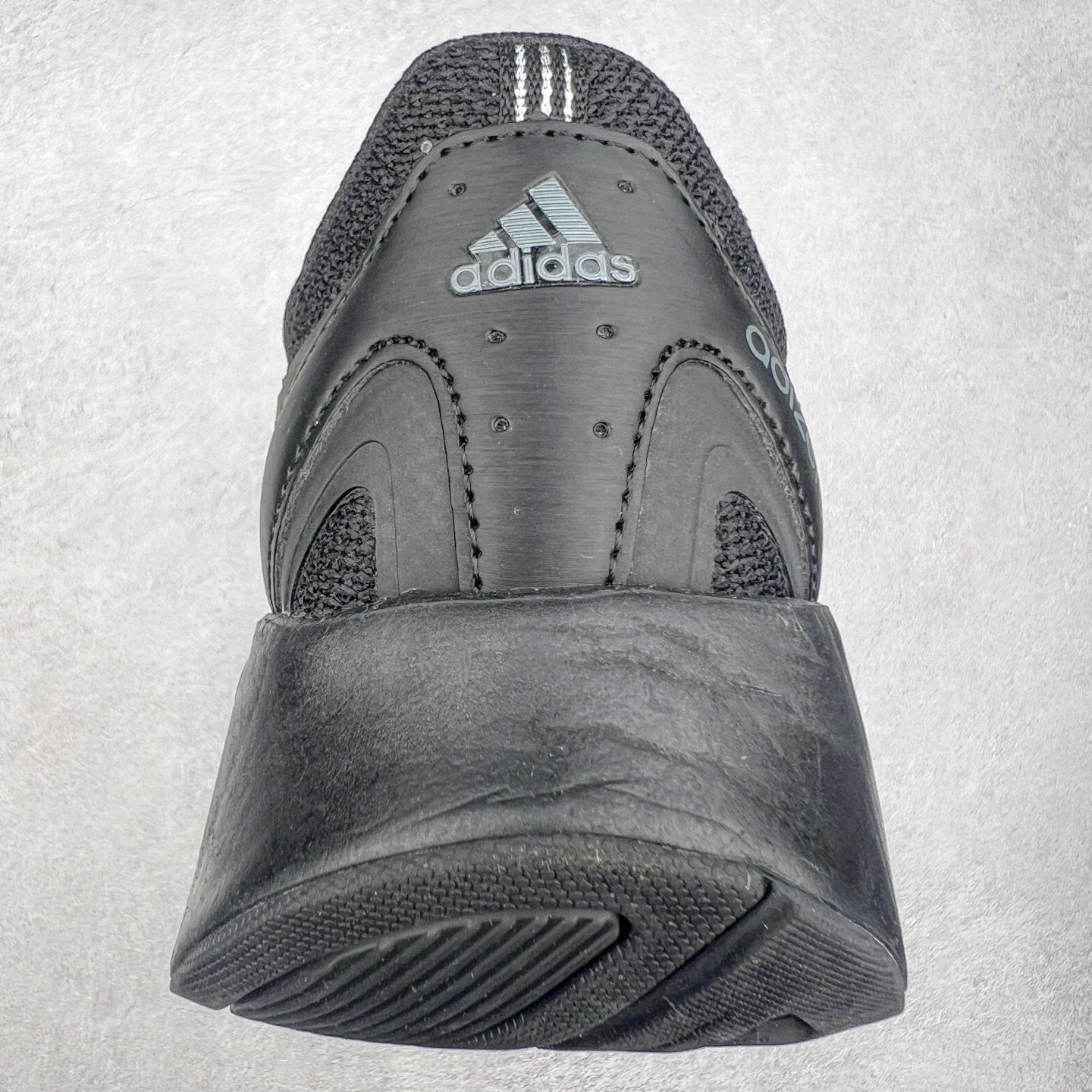 图片[8]-AD Adizero Aruku 全新跑鞋 以永动机为灵感的前卫造型 以及时下流行的厚底设定 让人无比期待 “Aruku” 在日文中是行走的意思 昭示了这是一双定位于大众日常训练或慢跑的鞋款 黑、白、红三色的撞色外观 搭配街头感、现代感十足的鞋面线条勾勒 格外引人注目 搭配丰沛的全新 Swirlfoam 泡棉厚底 虽然不像顶级竞速跑鞋那般极致 但也将日常舒适和时尚颜值平衡到位 尺码：36 36.5 37.5 38 38.5 39 40 40.5 41 42 42.5 43 44 44.5 45-选品中心