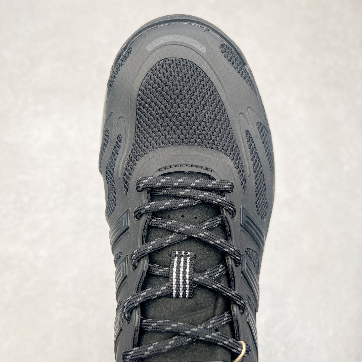 图片[4]-AD Adizero Aruku 全新跑鞋 以永动机为灵感的前卫造型 以及时下流行的厚底设定 让人无比期待 “Aruku” 在日文中是行走的意思 昭示了这是一双定位于大众日常训练或慢跑的鞋款 黑、白、红三色的撞色外观 搭配街头感、现代感十足的鞋面线条勾勒 格外引人注目 搭配丰沛的全新 Swirlfoam 泡棉厚底 虽然不像顶级竞速跑鞋那般极致 但也将日常舒适和时尚颜值平衡到位 尺码：36 36.5 37.5 38 38.5 39 40 40.5 41 42 42.5 43 44 44.5 45-选品中心