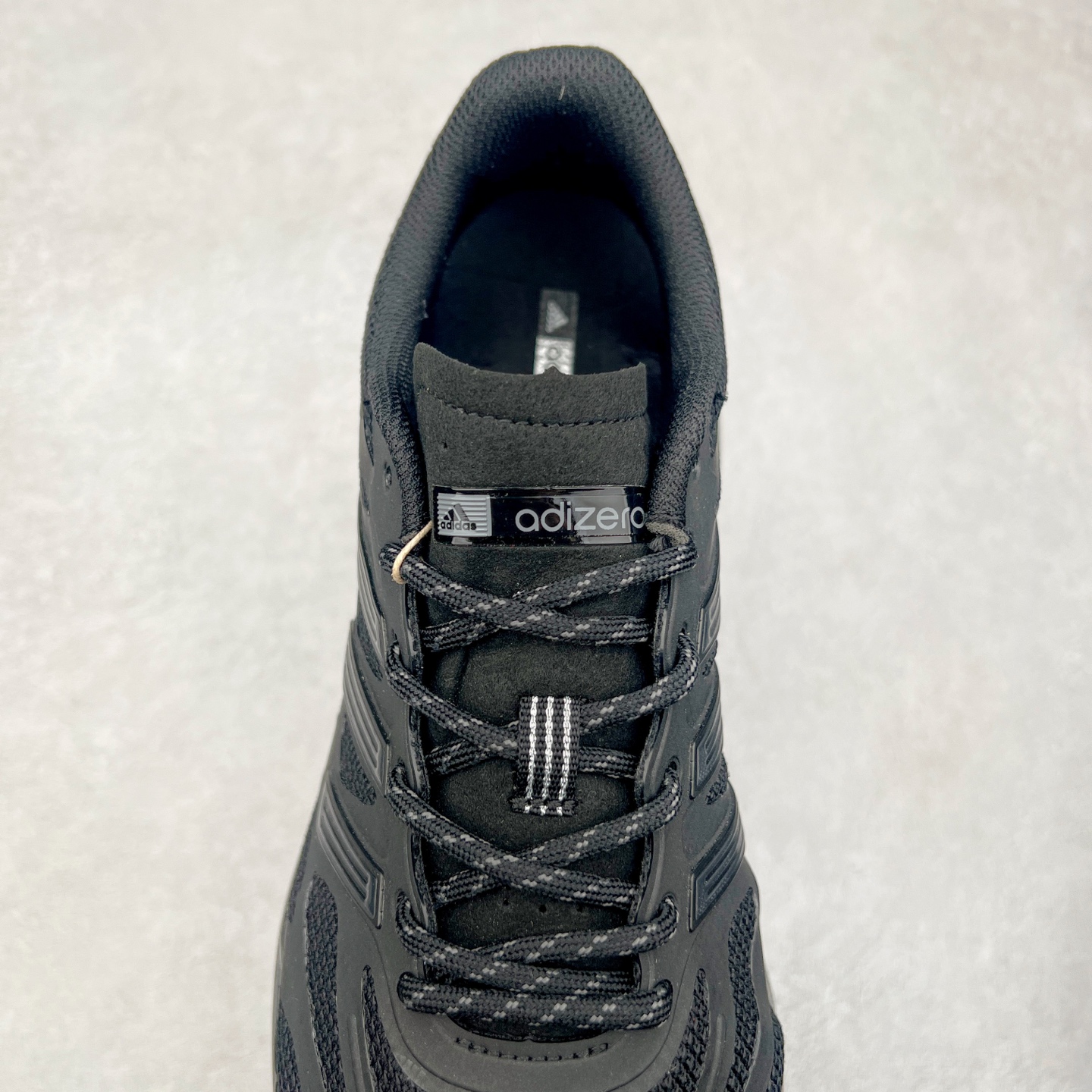 图片[5]-AD Adizero Aruku 全新跑鞋 以永动机为灵感的前卫造型 以及时下流行的厚底设定 让人无比期待 “Aruku” 在日文中是行走的意思 昭示了这是一双定位于大众日常训练或慢跑的鞋款 黑、白、红三色的撞色外观 搭配街头感、现代感十足的鞋面线条勾勒 格外引人注目 搭配丰沛的全新 Swirlfoam 泡棉厚底 虽然不像顶级竞速跑鞋那般极致 但也将日常舒适和时尚颜值平衡到位 尺码：36 36.5 37.5 38 38.5 39 40 40.5 41 42 42.5 43 44 44.5 45-选品中心