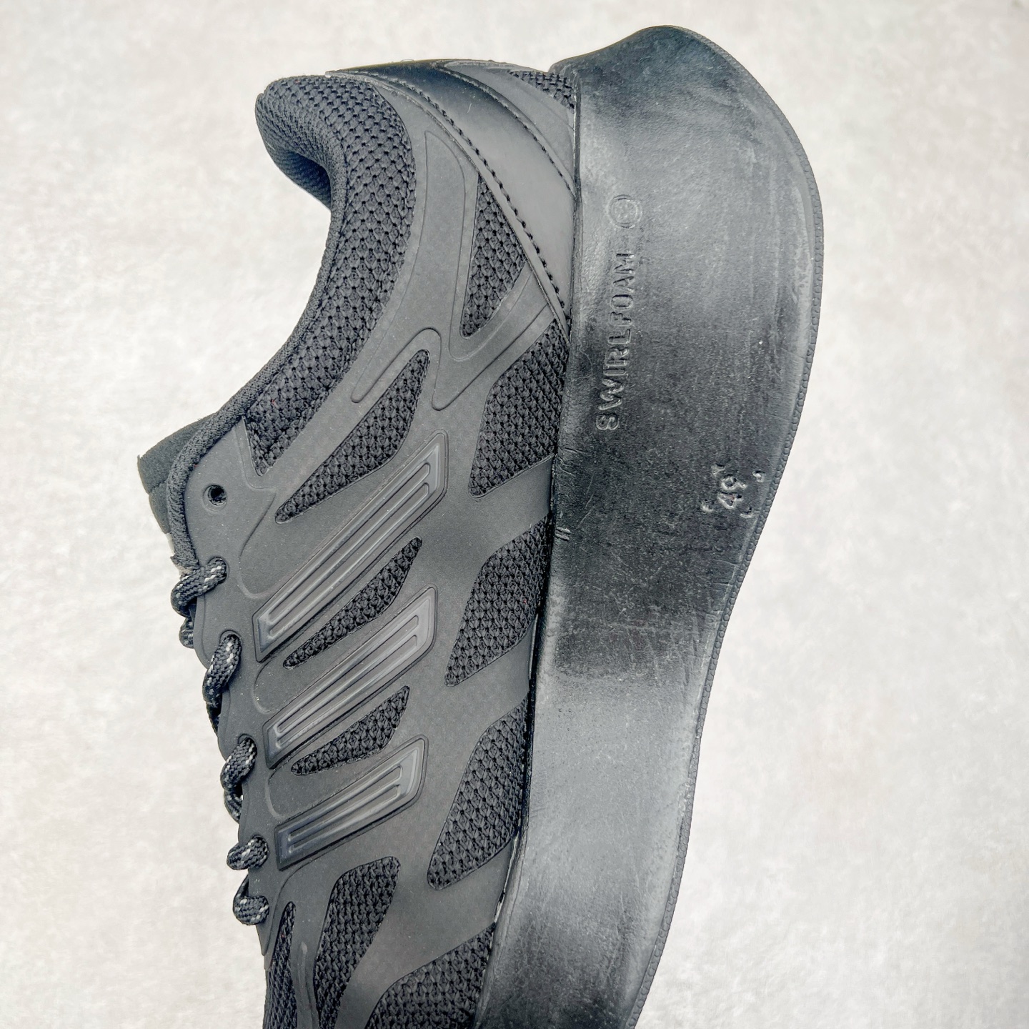 图片[7]-AD Adizero Aruku 全新跑鞋 以永动机为灵感的前卫造型 以及时下流行的厚底设定 让人无比期待 “Aruku” 在日文中是行走的意思 昭示了这是一双定位于大众日常训练或慢跑的鞋款 黑、白、红三色的撞色外观 搭配街头感、现代感十足的鞋面线条勾勒 格外引人注目 搭配丰沛的全新 Swirlfoam 泡棉厚底 虽然不像顶级竞速跑鞋那般极致 但也将日常舒适和时尚颜值平衡到位 尺码：36 36.5 37.5 38 38.5 39 40 40.5 41 42 42.5 43 44 44.5 45-选品中心