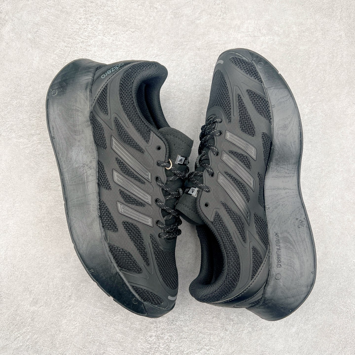 图片[3]-AD Adizero Aruku 全新跑鞋 以永动机为灵感的前卫造型 以及时下流行的厚底设定 让人无比期待 “Aruku” 在日文中是行走的意思 昭示了这是一双定位于大众日常训练或慢跑的鞋款 黑、白、红三色的撞色外观 搭配街头感、现代感十足的鞋面线条勾勒 格外引人注目 搭配丰沛的全新 Swirlfoam 泡棉厚底 虽然不像顶级竞速跑鞋那般极致 但也将日常舒适和时尚颜值平衡到位 尺码：36 36.5 37.5 38 38.5 39 40 40.5 41 42 42.5 43 44 44.5 45-选品中心