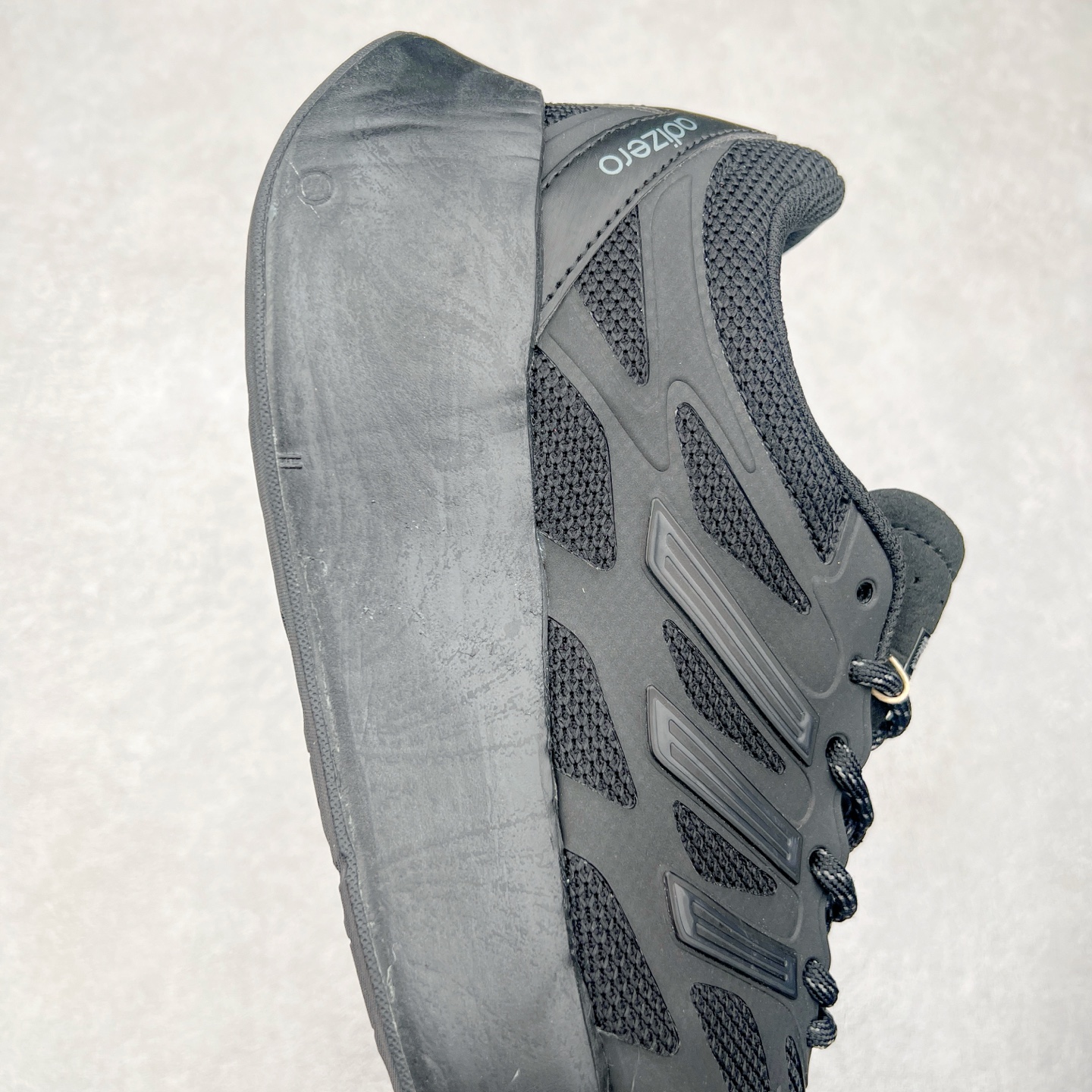 图片[6]-AD Adizero Aruku 全新跑鞋 以永动机为灵感的前卫造型 以及时下流行的厚底设定 让人无比期待 “Aruku” 在日文中是行走的意思 昭示了这是一双定位于大众日常训练或慢跑的鞋款 黑、白、红三色的撞色外观 搭配街头感、现代感十足的鞋面线条勾勒 格外引人注目 搭配丰沛的全新 Swirlfoam 泡棉厚底 虽然不像顶级竞速跑鞋那般极致 但也将日常舒适和时尚颜值平衡到位 尺码：36 36.5 37.5 38 38.5 39 40 40.5 41 42 42.5 43 44 44.5 45-选品中心