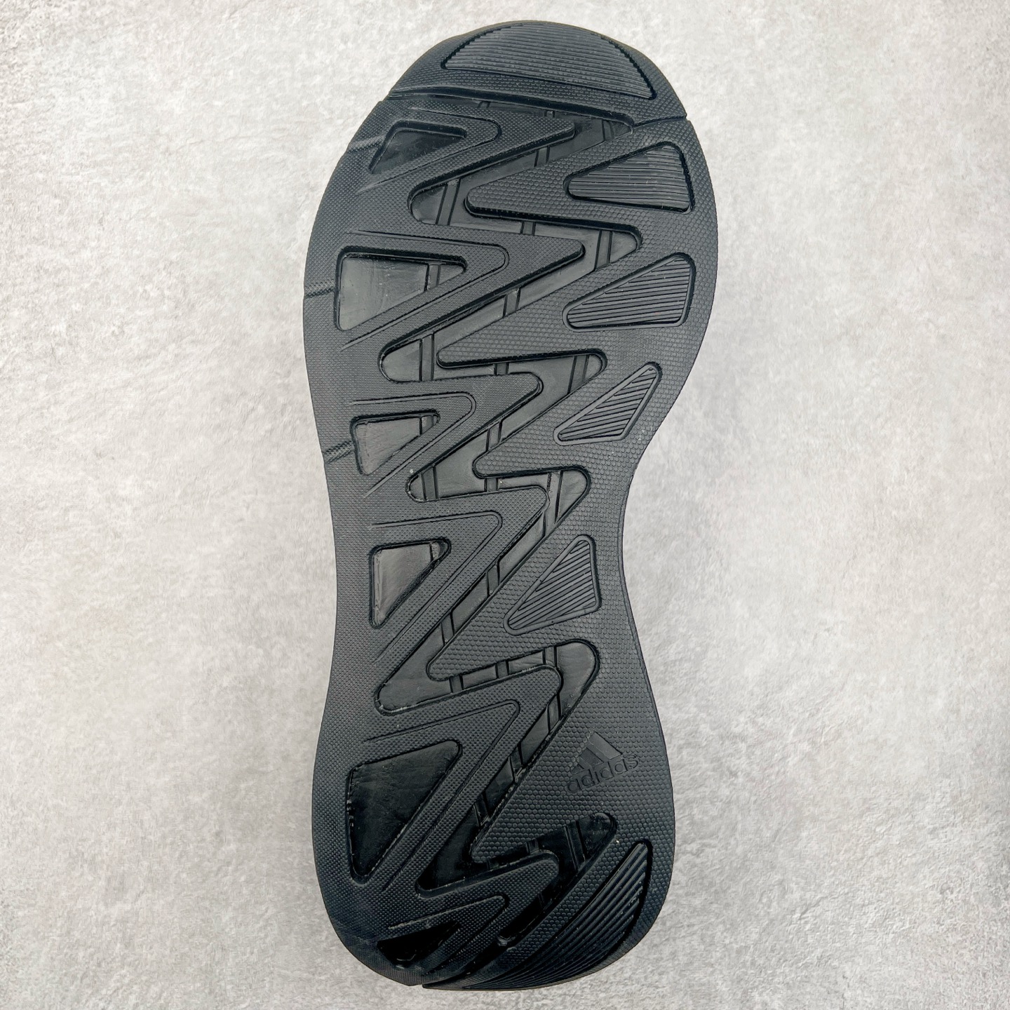 图片[9]-AD Adizero Aruku 全新跑鞋 以永动机为灵感的前卫造型 以及时下流行的厚底设定 让人无比期待 “Aruku” 在日文中是行走的意思 昭示了这是一双定位于大众日常训练或慢跑的鞋款 黑、白、红三色的撞色外观 搭配街头感、现代感十足的鞋面线条勾勒 格外引人注目 搭配丰沛的全新 Swirlfoam 泡棉厚底 虽然不像顶级竞速跑鞋那般极致 但也将日常舒适和时尚颜值平衡到位 尺码：36 36.5 37.5 38 38.5 39 40 40.5 41 42 42.5 43 44 44.5 45-选品中心