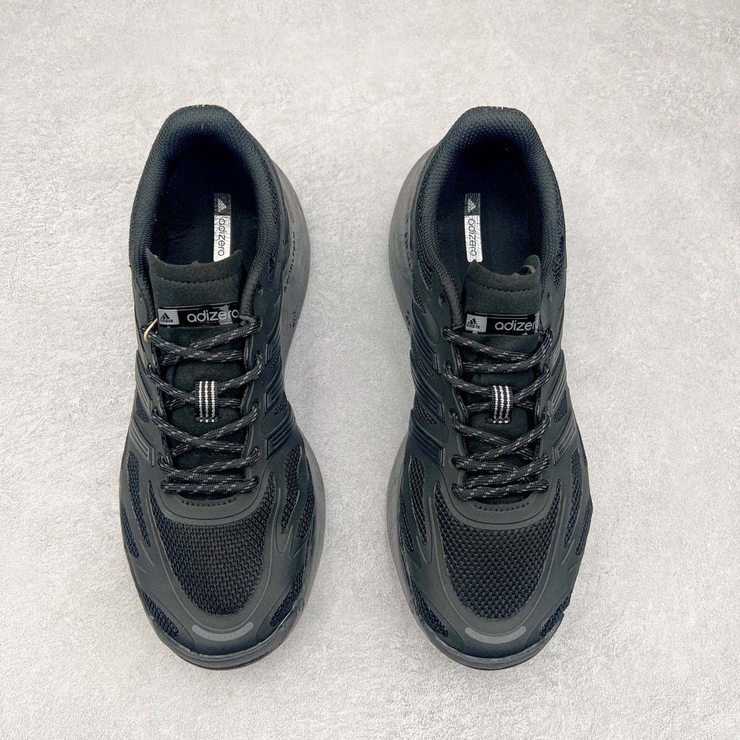 图片[2]-AD Adizero Aruku 全新跑鞋 以永动机为灵感的前卫造型 以及时下流行的厚底设定 让人无比期待 “Aruku” 在日文中是行走的意思 昭示了这是一双定位于大众日常训练或慢跑的鞋款 黑、白、红三色的撞色外观 搭配街头感、现代感十足的鞋面线条勾勒 格外引人注目 搭配丰沛的全新 Swirlfoam 泡棉厚底 虽然不像顶级竞速跑鞋那般极致 但也将日常舒适和时尚颜值平衡到位 尺码：36 36.5 37.5 38 38.5 39 40 40.5 41 42 42.5 43 44 44.5 45-选品中心