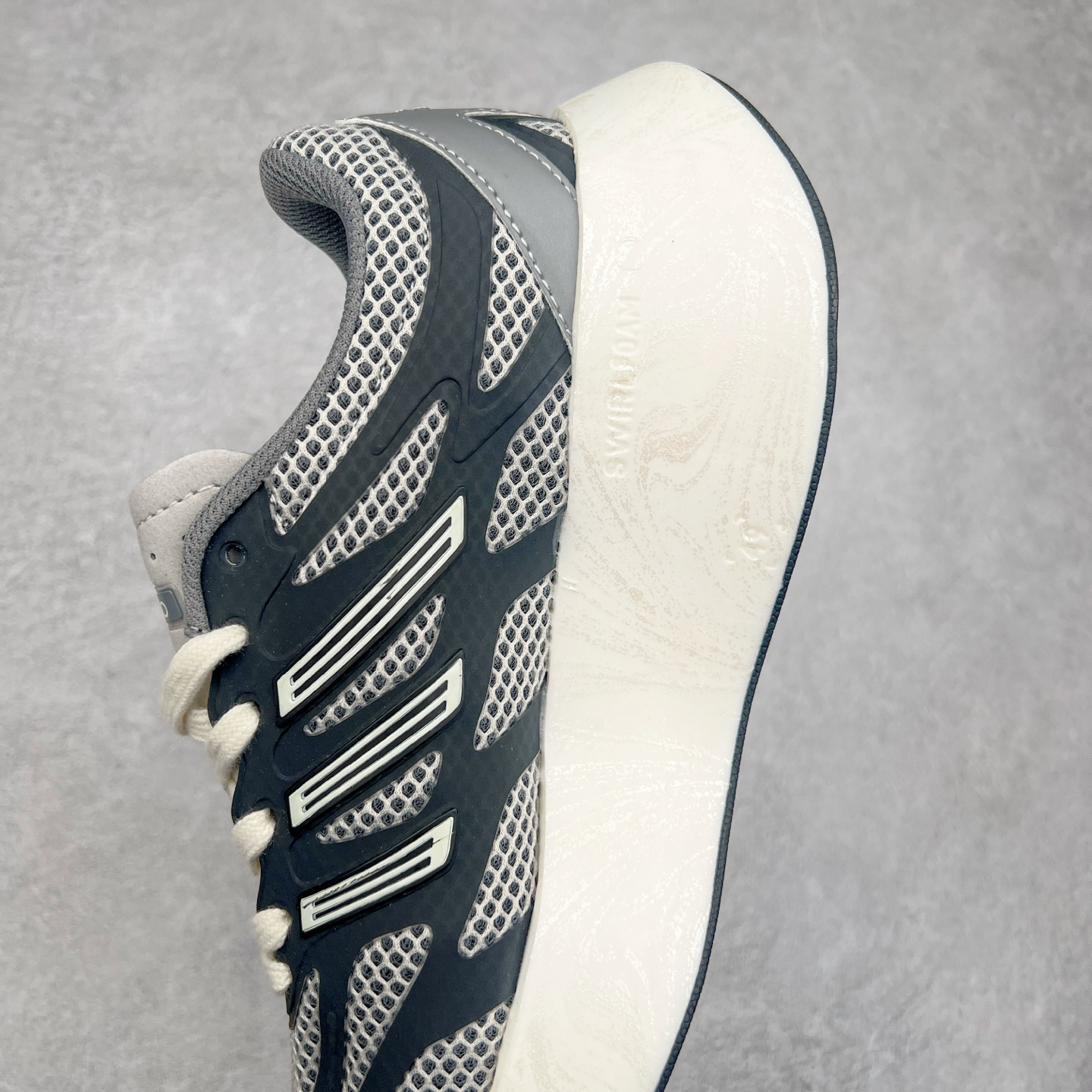 图片[7]-AD Adizero Aruku 全新跑鞋 以永动机为灵感的前卫造型 以及时下流行的厚底设定 让人无比期待 “Aruku” 在日文中是行走的意思 昭示了这是一双定位于大众日常训练或慢跑的鞋款 黑、白、红三色的撞色外观 搭配街头感、现代感十足的鞋面线条勾勒 格外引人注目 搭配丰沛的全新 Swirlfoam 泡棉厚底 虽然不像顶级竞速跑鞋那般极致 但也将日常舒适和时尚颜值平衡到位 尺码：36 36.5 37.5 38 38.5 39 40 40.5 41 42 42.5 43 44 44.5 45-选品中心