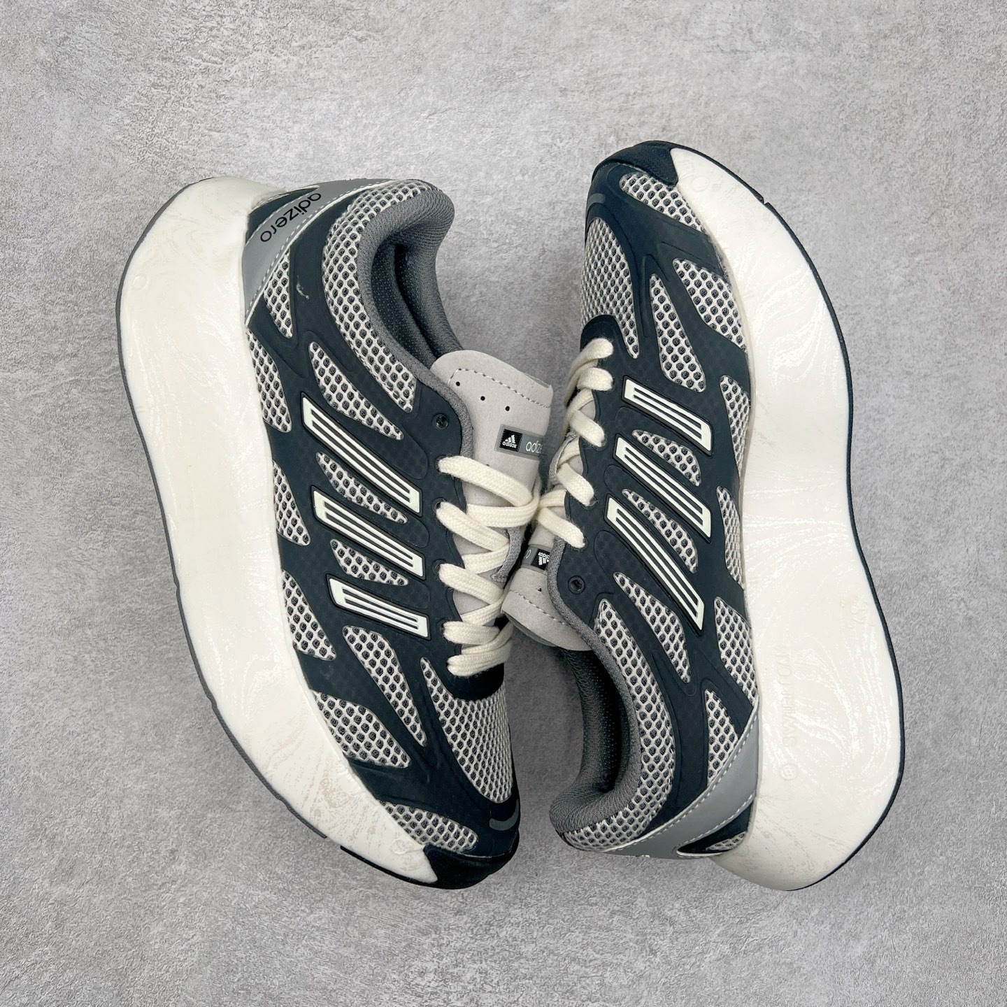 图片[3]-AD Adizero Aruku 全新跑鞋 以永动机为灵感的前卫造型 以及时下流行的厚底设定 让人无比期待 “Aruku” 在日文中是行走的意思 昭示了这是一双定位于大众日常训练或慢跑的鞋款 黑、白、红三色的撞色外观 搭配街头感、现代感十足的鞋面线条勾勒 格外引人注目 搭配丰沛的全新 Swirlfoam 泡棉厚底 虽然不像顶级竞速跑鞋那般极致 但也将日常舒适和时尚颜值平衡到位 尺码：36 36.5 37.5 38 38.5 39 40 40.5 41 42 42.5 43 44 44.5 45-选品中心