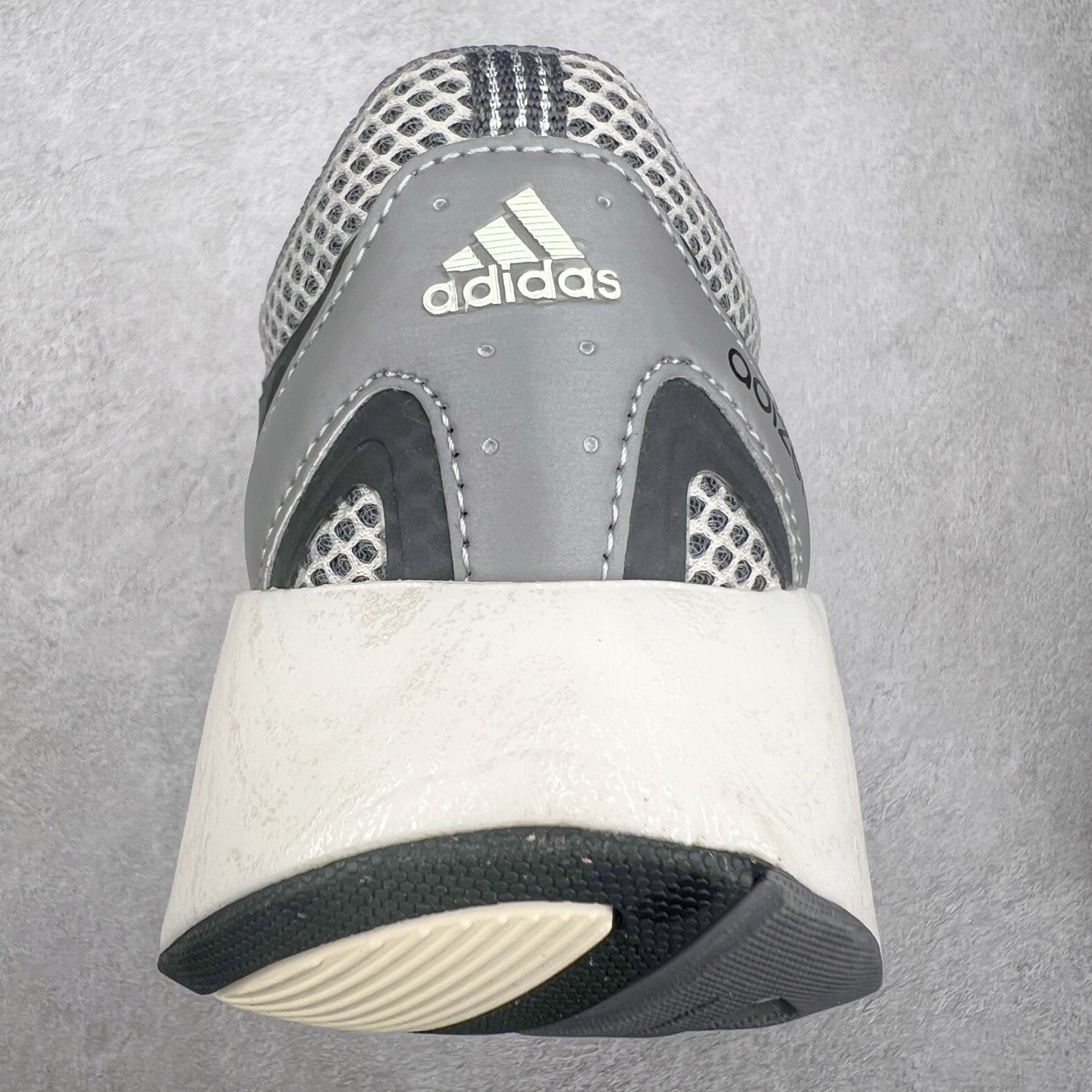 图片[8]-AD Adizero Aruku 全新跑鞋 以永动机为灵感的前卫造型 以及时下流行的厚底设定 让人无比期待 “Aruku” 在日文中是行走的意思 昭示了这是一双定位于大众日常训练或慢跑的鞋款 黑、白、红三色的撞色外观 搭配街头感、现代感十足的鞋面线条勾勒 格外引人注目 搭配丰沛的全新 Swirlfoam 泡棉厚底 虽然不像顶级竞速跑鞋那般极致 但也将日常舒适和时尚颜值平衡到位 尺码：36 36.5 37.5 38 38.5 39 40 40.5 41 42 42.5 43 44 44.5 45-选品中心