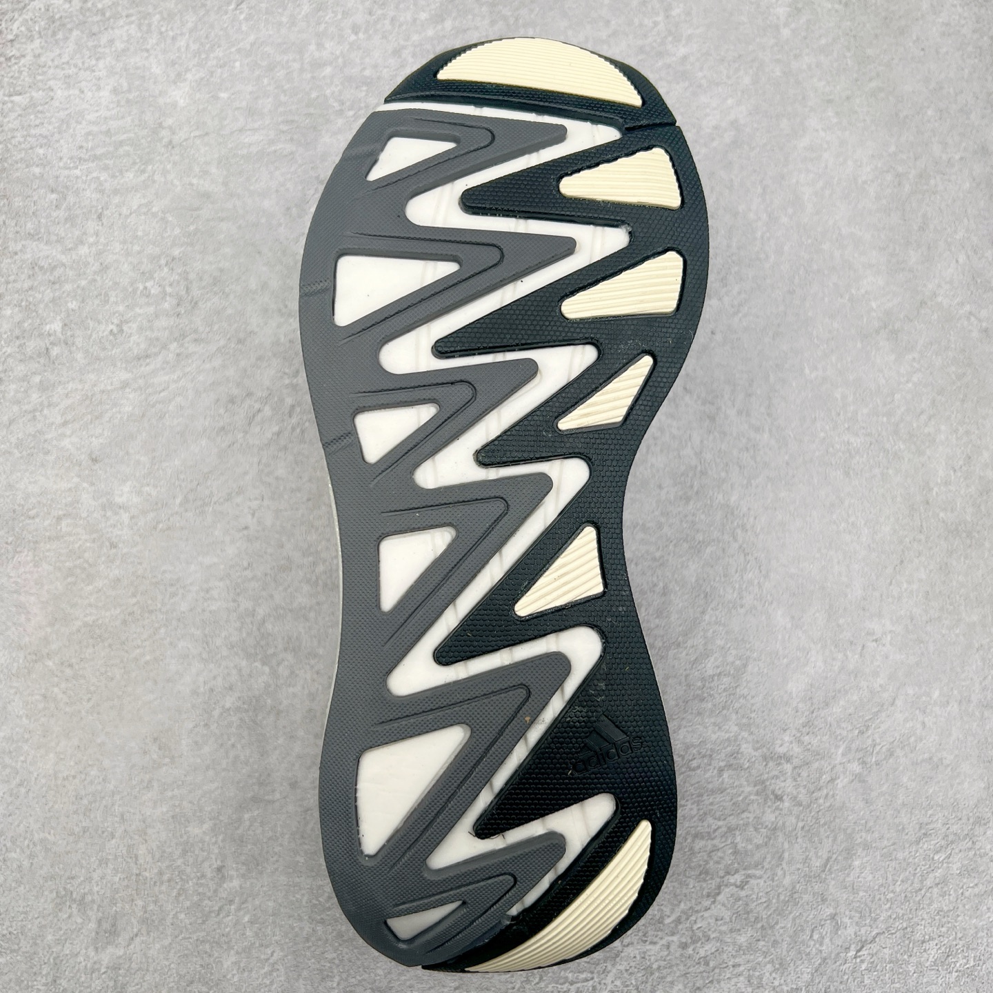 图片[9]-AD Adizero Aruku 全新跑鞋 以永动机为灵感的前卫造型 以及时下流行的厚底设定 让人无比期待 “Aruku” 在日文中是行走的意思 昭示了这是一双定位于大众日常训练或慢跑的鞋款 黑、白、红三色的撞色外观 搭配街头感、现代感十足的鞋面线条勾勒 格外引人注目 搭配丰沛的全新 Swirlfoam 泡棉厚底 虽然不像顶级竞速跑鞋那般极致 但也将日常舒适和时尚颜值平衡到位 尺码：36 36.5 37.5 38 38.5 39 40 40.5 41 42 42.5 43 44 44.5 45-选品中心