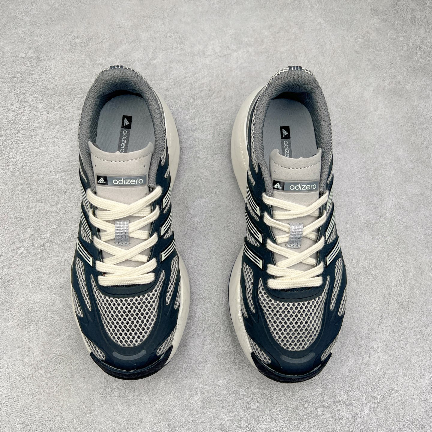 图片[2]-AD Adizero Aruku 全新跑鞋 以永动机为灵感的前卫造型 以及时下流行的厚底设定 让人无比期待 “Aruku” 在日文中是行走的意思 昭示了这是一双定位于大众日常训练或慢跑的鞋款 黑、白、红三色的撞色外观 搭配街头感、现代感十足的鞋面线条勾勒 格外引人注目 搭配丰沛的全新 Swirlfoam 泡棉厚底 虽然不像顶级竞速跑鞋那般极致 但也将日常舒适和时尚颜值平衡到位 尺码：36 36.5 37.5 38 38.5 39 40 40.5 41 42 42.5 43 44 44.5 45-选品中心