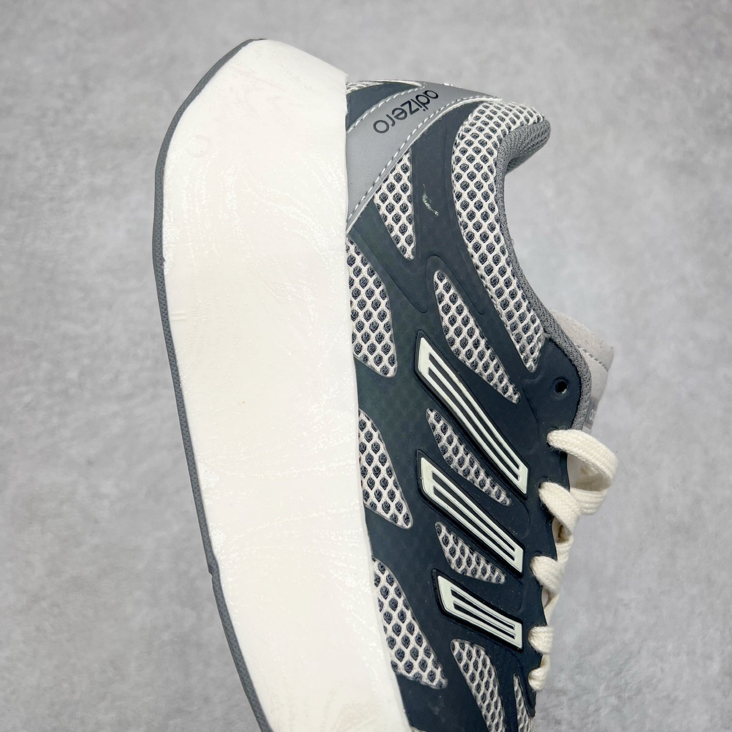 图片[6]-AD Adizero Aruku 全新跑鞋 以永动机为灵感的前卫造型 以及时下流行的厚底设定 让人无比期待 “Aruku” 在日文中是行走的意思 昭示了这是一双定位于大众日常训练或慢跑的鞋款 黑、白、红三色的撞色外观 搭配街头感、现代感十足的鞋面线条勾勒 格外引人注目 搭配丰沛的全新 Swirlfoam 泡棉厚底 虽然不像顶级竞速跑鞋那般极致 但也将日常舒适和时尚颜值平衡到位 尺码：36 36.5 37.5 38 38.5 39 40 40.5 41 42 42.5 43 44 44.5 45-选品中心