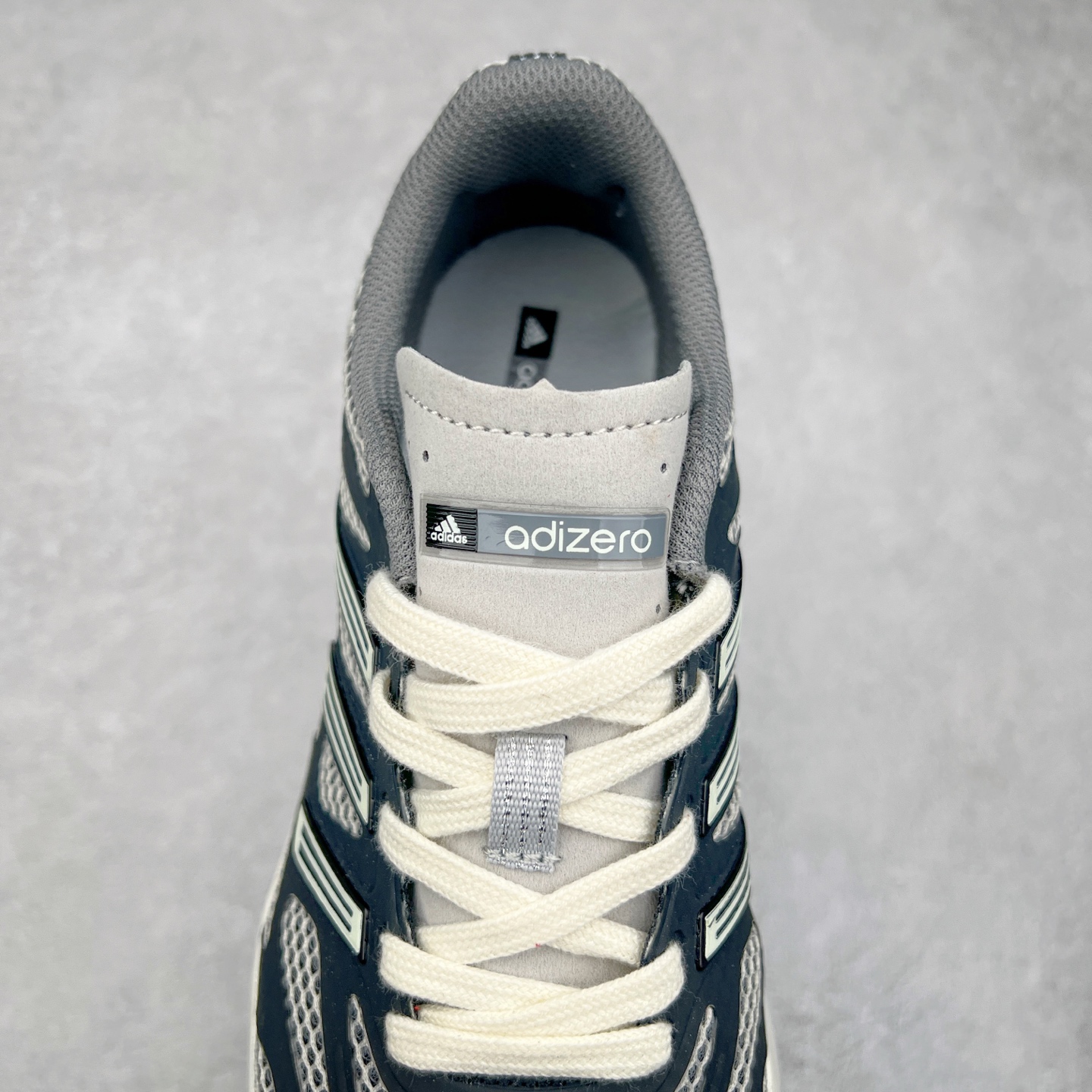 图片[5]-AD Adizero Aruku 全新跑鞋 以永动机为灵感的前卫造型 以及时下流行的厚底设定 让人无比期待 “Aruku” 在日文中是行走的意思 昭示了这是一双定位于大众日常训练或慢跑的鞋款 黑、白、红三色的撞色外观 搭配街头感、现代感十足的鞋面线条勾勒 格外引人注目 搭配丰沛的全新 Swirlfoam 泡棉厚底 虽然不像顶级竞速跑鞋那般极致 但也将日常舒适和时尚颜值平衡到位 尺码：36 36.5 37.5 38 38.5 39 40 40.5 41 42 42.5 43 44 44.5 45-选品中心