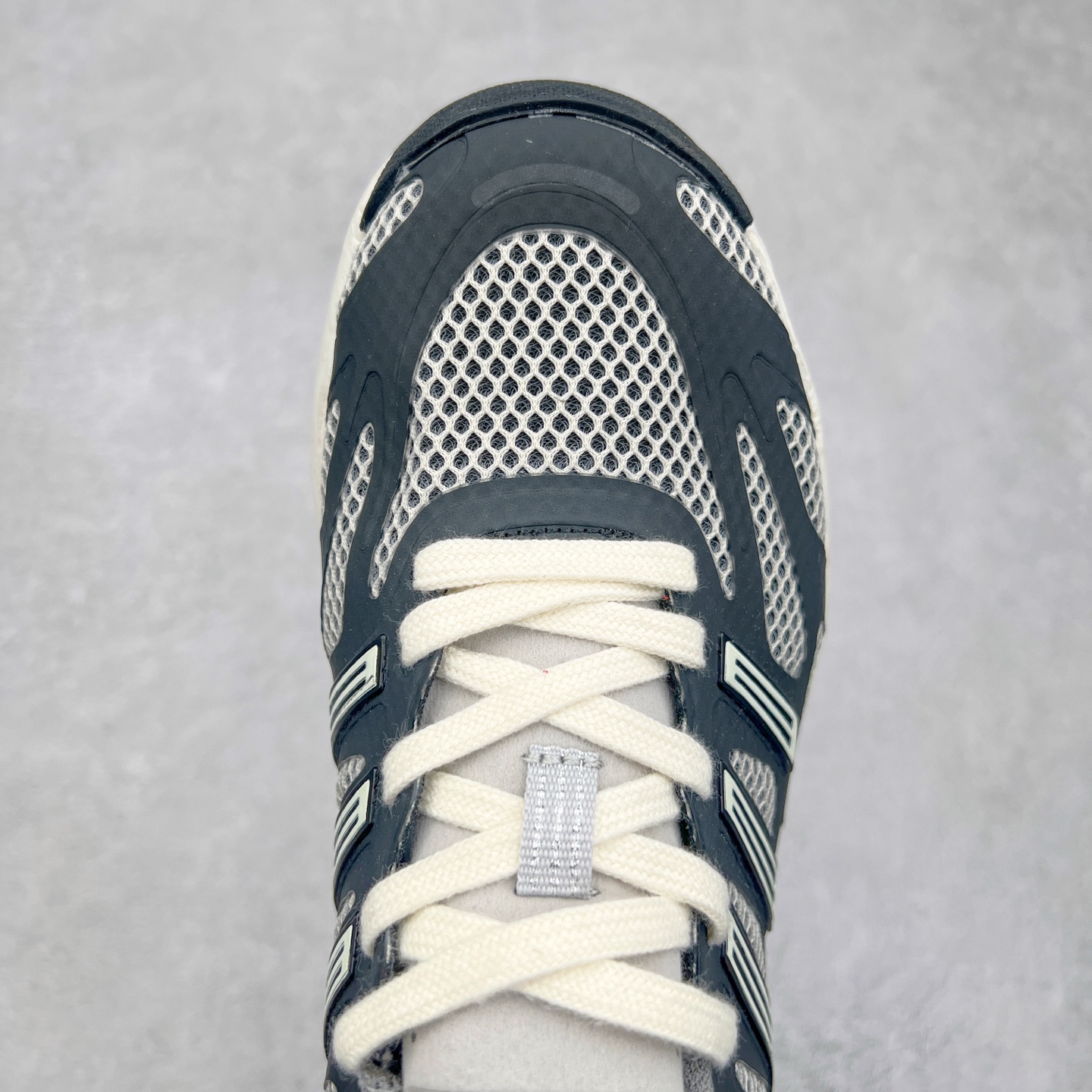 图片[4]-AD Adizero Aruku 全新跑鞋 以永动机为灵感的前卫造型 以及时下流行的厚底设定 让人无比期待 “Aruku” 在日文中是行走的意思 昭示了这是一双定位于大众日常训练或慢跑的鞋款 黑、白、红三色的撞色外观 搭配街头感、现代感十足的鞋面线条勾勒 格外引人注目 搭配丰沛的全新 Swirlfoam 泡棉厚底 虽然不像顶级竞速跑鞋那般极致 但也将日常舒适和时尚颜值平衡到位 尺码：36 36.5 37.5 38 38.5 39 40 40.5 41 42 42.5 43 44 44.5 45-选品中心