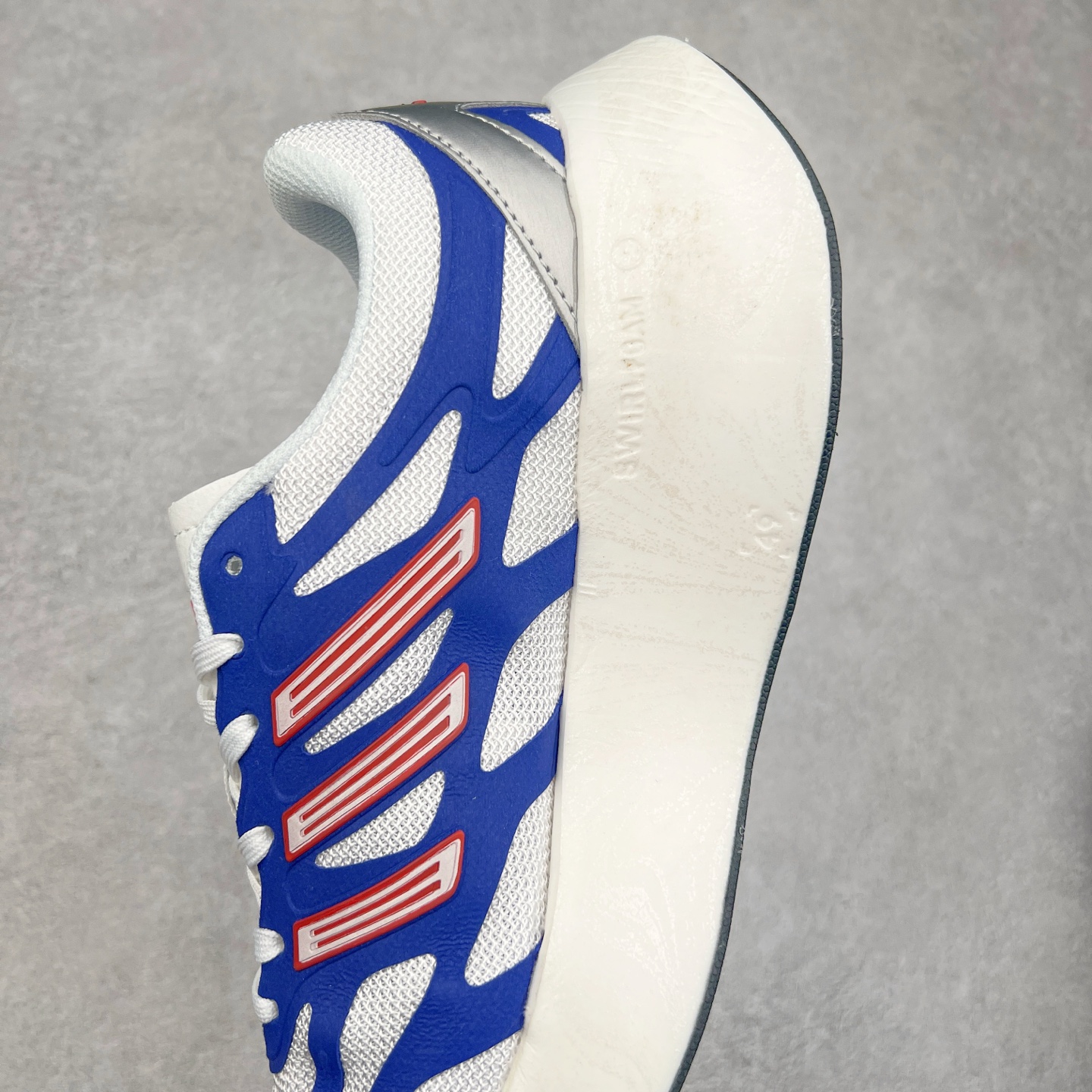 图片[7]-AD Adizero Aruku 全新跑鞋 以永动机为灵感的前卫造型 以及时下流行的厚底设定 让人无比期待 “Aruku” 在日文中是行走的意思 昭示了这是一双定位于大众日常训练或慢跑的鞋款 黑、白、红三色的撞色外观 搭配街头感、现代感十足的鞋面线条勾勒 格外引人注目 搭配丰沛的全新 Swirlfoam 泡棉厚底 虽然不像顶级竞速跑鞋那般极致 但也将日常舒适和时尚颜值平衡到位 尺码：36 36.5 37.5 38 38.5 39 40 40.5 41 42 42.5 43 44 44.5 45-选品中心