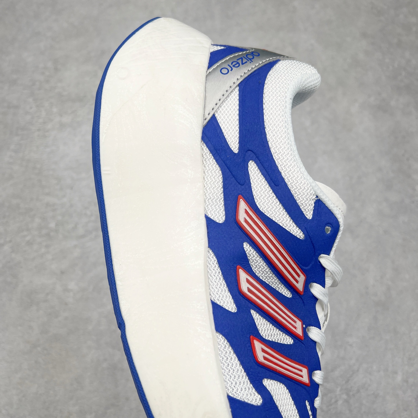 图片[6]-AD Adizero Aruku 全新跑鞋 以永动机为灵感的前卫造型 以及时下流行的厚底设定 让人无比期待 “Aruku” 在日文中是行走的意思 昭示了这是一双定位于大众日常训练或慢跑的鞋款 黑、白、红三色的撞色外观 搭配街头感、现代感十足的鞋面线条勾勒 格外引人注目 搭配丰沛的全新 Swirlfoam 泡棉厚底 虽然不像顶级竞速跑鞋那般极致 但也将日常舒适和时尚颜值平衡到位 尺码：36 36.5 37.5 38 38.5 39 40 40.5 41 42 42.5 43 44 44.5 45-选品中心