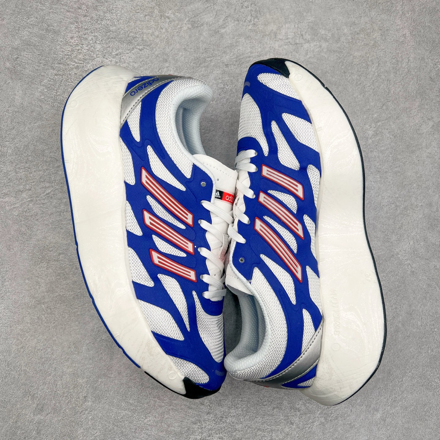 图片[3]-AD Adizero Aruku 全新跑鞋 以永动机为灵感的前卫造型 以及时下流行的厚底设定 让人无比期待 “Aruku” 在日文中是行走的意思 昭示了这是一双定位于大众日常训练或慢跑的鞋款 黑、白、红三色的撞色外观 搭配街头感、现代感十足的鞋面线条勾勒 格外引人注目 搭配丰沛的全新 Swirlfoam 泡棉厚底 虽然不像顶级竞速跑鞋那般极致 但也将日常舒适和时尚颜值平衡到位 尺码：36 36.5 37.5 38 38.5 39 40 40.5 41 42 42.5 43 44 44.5 45-选品中心