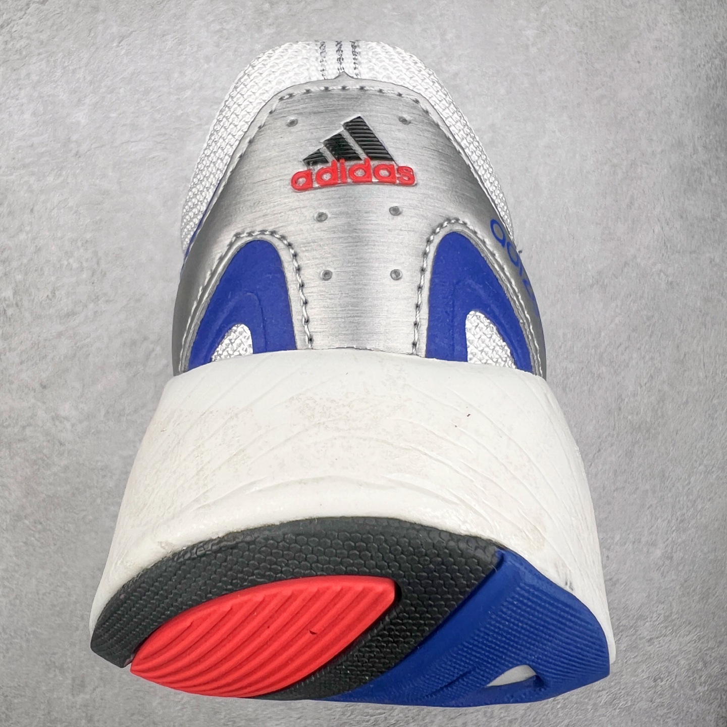 图片[8]-AD Adizero Aruku 全新跑鞋 以永动机为灵感的前卫造型 以及时下流行的厚底设定 让人无比期待 “Aruku” 在日文中是行走的意思 昭示了这是一双定位于大众日常训练或慢跑的鞋款 黑、白、红三色的撞色外观 搭配街头感、现代感十足的鞋面线条勾勒 格外引人注目 搭配丰沛的全新 Swirlfoam 泡棉厚底 虽然不像顶级竞速跑鞋那般极致 但也将日常舒适和时尚颜值平衡到位 尺码：36 36.5 37.5 38 38.5 39 40 40.5 41 42 42.5 43 44 44.5 45-选品中心