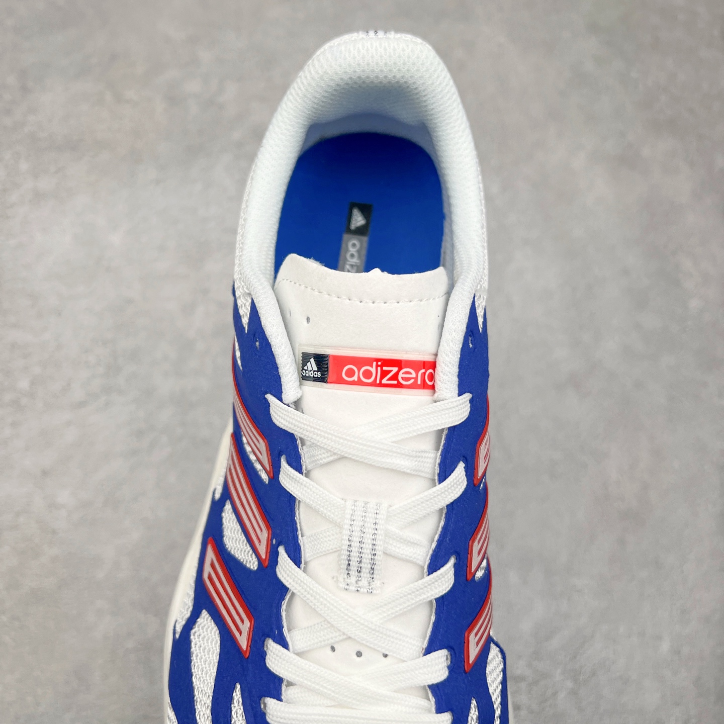 图片[5]-AD Adizero Aruku 全新跑鞋 以永动机为灵感的前卫造型 以及时下流行的厚底设定 让人无比期待 “Aruku” 在日文中是行走的意思 昭示了这是一双定位于大众日常训练或慢跑的鞋款 黑、白、红三色的撞色外观 搭配街头感、现代感十足的鞋面线条勾勒 格外引人注目 搭配丰沛的全新 Swirlfoam 泡棉厚底 虽然不像顶级竞速跑鞋那般极致 但也将日常舒适和时尚颜值平衡到位 尺码：36 36.5 37.5 38 38.5 39 40 40.5 41 42 42.5 43 44 44.5 45-选品中心