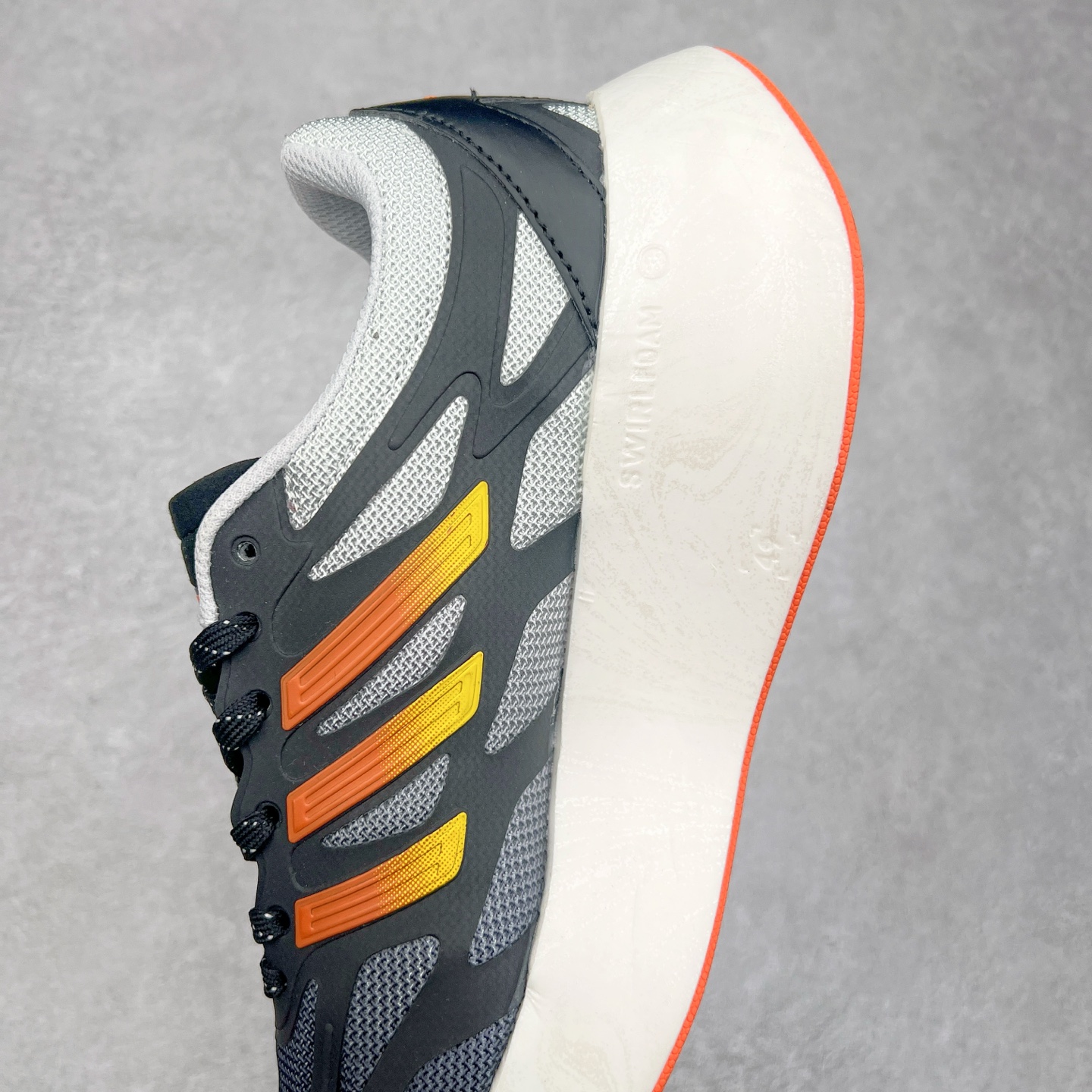 图片[7]-AD Adizero Aruku 全新跑鞋 以永动机为灵感的前卫造型 以及时下流行的厚底设定 让人无比期待 “Aruku” 在日文中是行走的意思 昭示了这是一双定位于大众日常训练或慢跑的鞋款 黑、白、红三色的撞色外观 搭配街头感、现代感十足的鞋面线条勾勒 格外引人注目 搭配丰沛的全新 Swirlfoam 泡棉厚底 虽然不像顶级竞速跑鞋那般极致 但也将日常舒适和时尚颜值平衡到位 尺码：36 36.5 37.5 38 38.5 39 40 40.5 41 42 42.5 43 44 44.5 45-选品中心