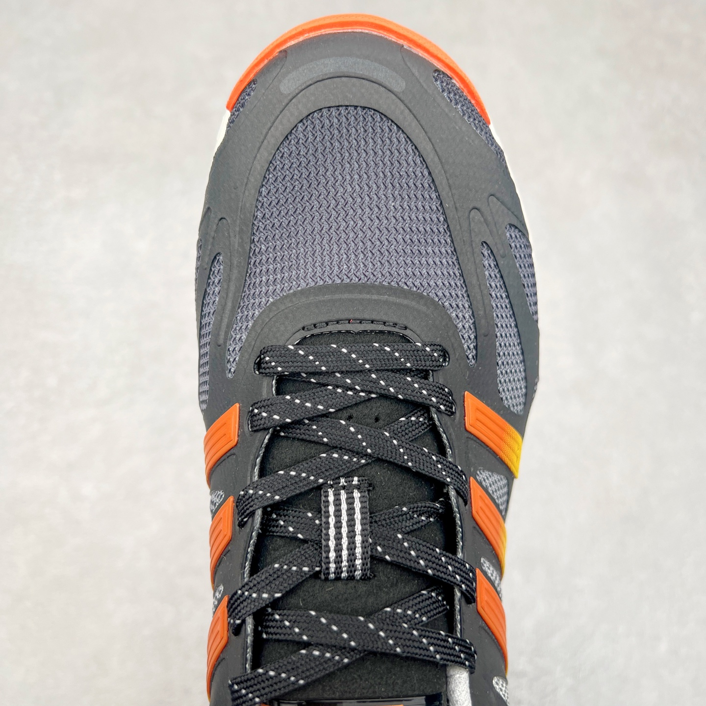 图片[4]-AD Adizero Aruku 全新跑鞋 以永动机为灵感的前卫造型 以及时下流行的厚底设定 让人无比期待 “Aruku” 在日文中是行走的意思 昭示了这是一双定位于大众日常训练或慢跑的鞋款 黑、白、红三色的撞色外观 搭配街头感、现代感十足的鞋面线条勾勒 格外引人注目 搭配丰沛的全新 Swirlfoam 泡棉厚底 虽然不像顶级竞速跑鞋那般极致 但也将日常舒适和时尚颜值平衡到位 尺码：36 36.5 37.5 38 38.5 39 40 40.5 41 42 42.5 43 44 44.5 45-选品中心