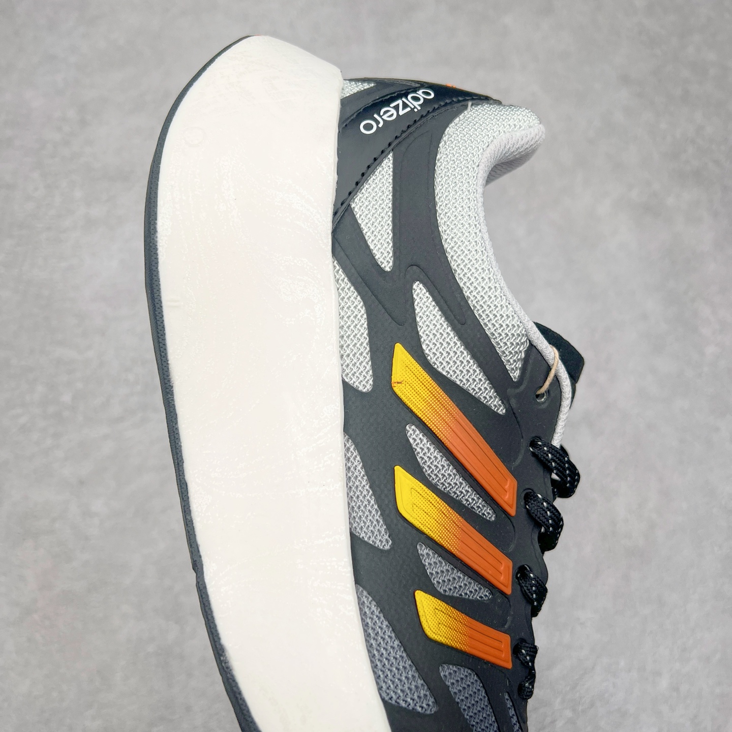 图片[6]-AD Adizero Aruku 全新跑鞋 以永动机为灵感的前卫造型 以及时下流行的厚底设定 让人无比期待 “Aruku” 在日文中是行走的意思 昭示了这是一双定位于大众日常训练或慢跑的鞋款 黑、白、红三色的撞色外观 搭配街头感、现代感十足的鞋面线条勾勒 格外引人注目 搭配丰沛的全新 Swirlfoam 泡棉厚底 虽然不像顶级竞速跑鞋那般极致 但也将日常舒适和时尚颜值平衡到位 尺码：36 36.5 37.5 38 38.5 39 40 40.5 41 42 42.5 43 44 44.5 45-选品中心