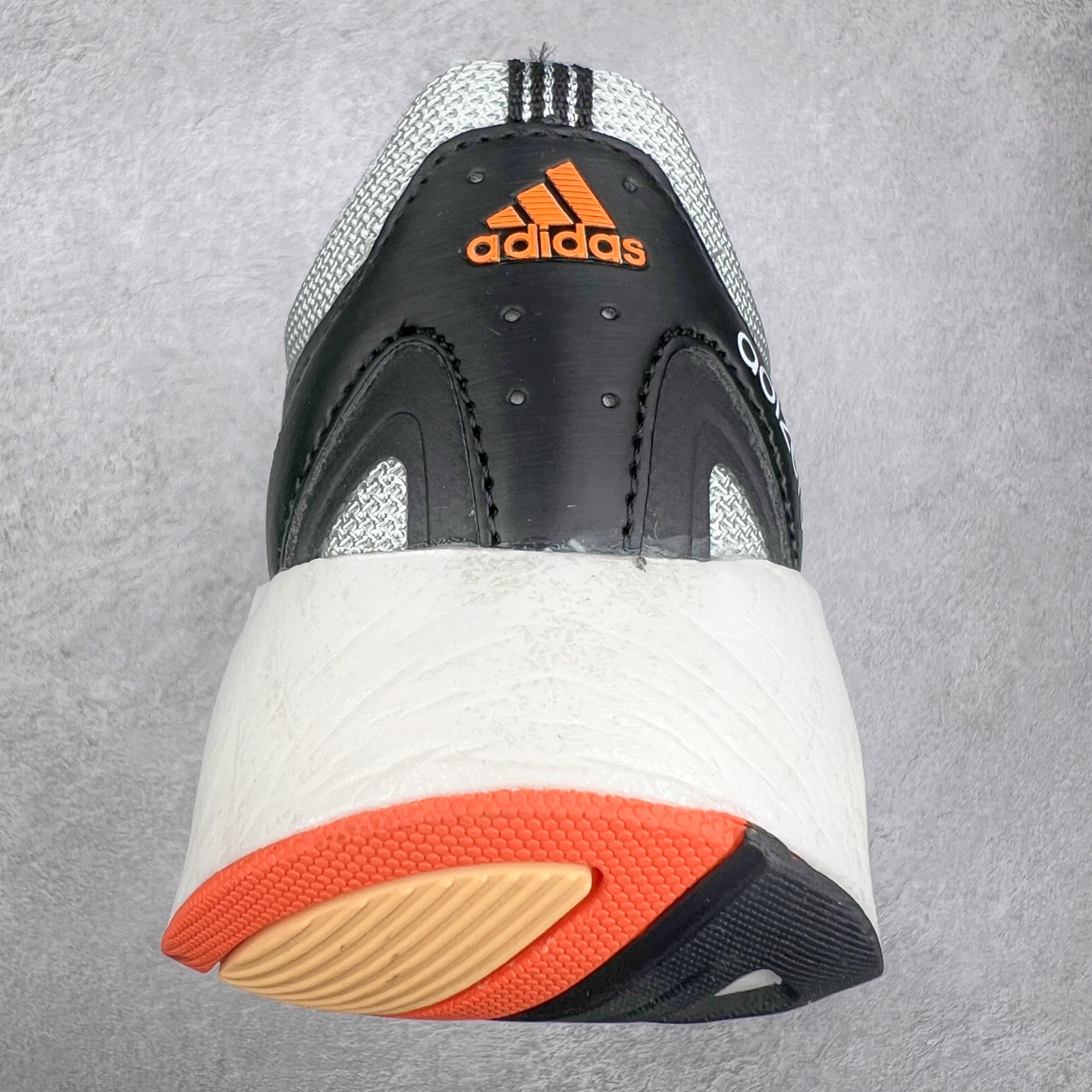 图片[8]-AD Adizero Aruku 全新跑鞋 以永动机为灵感的前卫造型 以及时下流行的厚底设定 让人无比期待 “Aruku” 在日文中是行走的意思 昭示了这是一双定位于大众日常训练或慢跑的鞋款 黑、白、红三色的撞色外观 搭配街头感、现代感十足的鞋面线条勾勒 格外引人注目 搭配丰沛的全新 Swirlfoam 泡棉厚底 虽然不像顶级竞速跑鞋那般极致 但也将日常舒适和时尚颜值平衡到位 尺码：36 36.5 37.5 38 38.5 39 40 40.5 41 42 42.5 43 44 44.5 45-选品中心