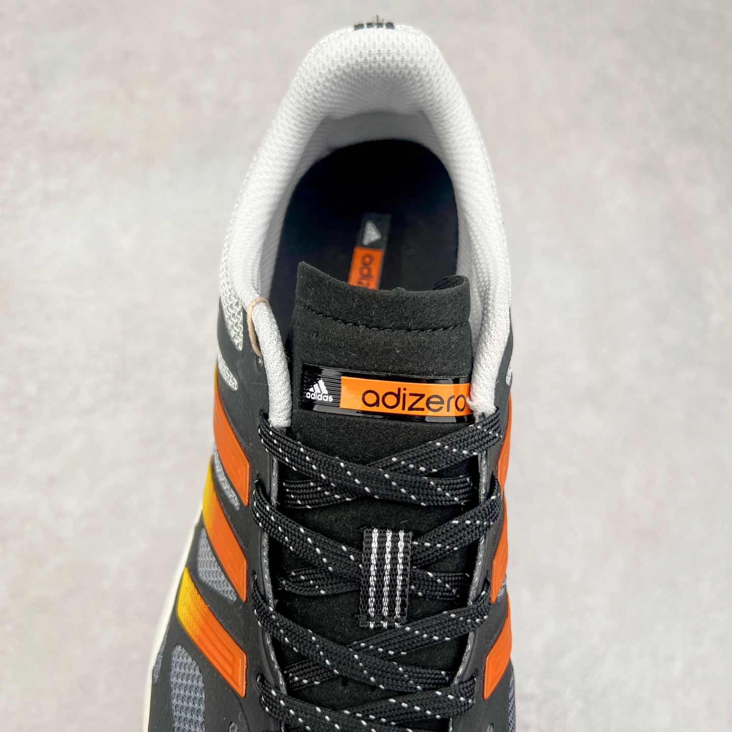 图片[5]-AD Adizero Aruku 全新跑鞋 以永动机为灵感的前卫造型 以及时下流行的厚底设定 让人无比期待 “Aruku” 在日文中是行走的意思 昭示了这是一双定位于大众日常训练或慢跑的鞋款 黑、白、红三色的撞色外观 搭配街头感、现代感十足的鞋面线条勾勒 格外引人注目 搭配丰沛的全新 Swirlfoam 泡棉厚底 虽然不像顶级竞速跑鞋那般极致 但也将日常舒适和时尚颜值平衡到位 尺码：36 36.5 37.5 38 38.5 39 40 40.5 41 42 42.5 43 44 44.5 45-选品中心