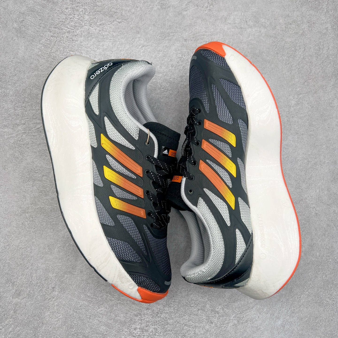 图片[3]-AD Adizero Aruku 全新跑鞋 以永动机为灵感的前卫造型 以及时下流行的厚底设定 让人无比期待 “Aruku” 在日文中是行走的意思 昭示了这是一双定位于大众日常训练或慢跑的鞋款 黑、白、红三色的撞色外观 搭配街头感、现代感十足的鞋面线条勾勒 格外引人注目 搭配丰沛的全新 Swirlfoam 泡棉厚底 虽然不像顶级竞速跑鞋那般极致 但也将日常舒适和时尚颜值平衡到位 尺码：36 36.5 37.5 38 38.5 39 40 40.5 41 42 42.5 43 44 44.5 45-选品中心