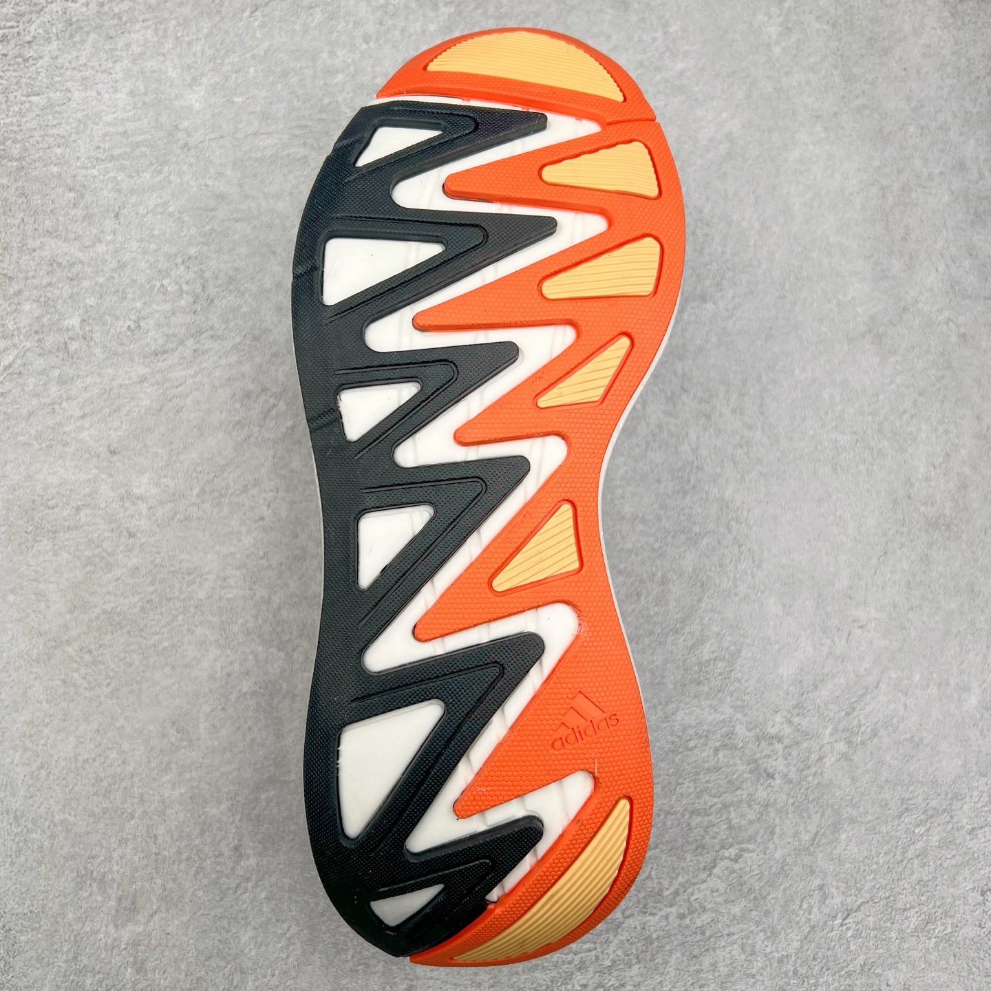 图片[9]-AD Adizero Aruku 全新跑鞋 以永动机为灵感的前卫造型 以及时下流行的厚底设定 让人无比期待 “Aruku” 在日文中是行走的意思 昭示了这是一双定位于大众日常训练或慢跑的鞋款 黑、白、红三色的撞色外观 搭配街头感、现代感十足的鞋面线条勾勒 格外引人注目 搭配丰沛的全新 Swirlfoam 泡棉厚底 虽然不像顶级竞速跑鞋那般极致 但也将日常舒适和时尚颜值平衡到位 尺码：36 36.5 37.5 38 38.5 39 40 40.5 41 42 42.5 43 44 44.5 45-选品中心