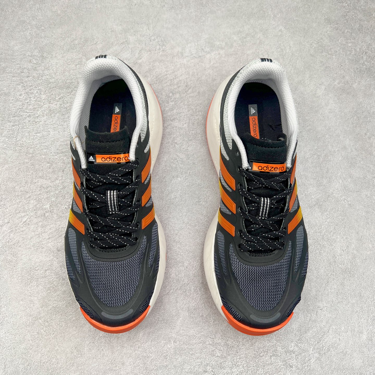 图片[2]-AD Adizero Aruku 全新跑鞋 以永动机为灵感的前卫造型 以及时下流行的厚底设定 让人无比期待 “Aruku” 在日文中是行走的意思 昭示了这是一双定位于大众日常训练或慢跑的鞋款 黑、白、红三色的撞色外观 搭配街头感、现代感十足的鞋面线条勾勒 格外引人注目 搭配丰沛的全新 Swirlfoam 泡棉厚底 虽然不像顶级竞速跑鞋那般极致 但也将日常舒适和时尚颜值平衡到位 尺码：36 36.5 37.5 38 38.5 39 40 40.5 41 42 42.5 43 44 44.5 45-选品中心