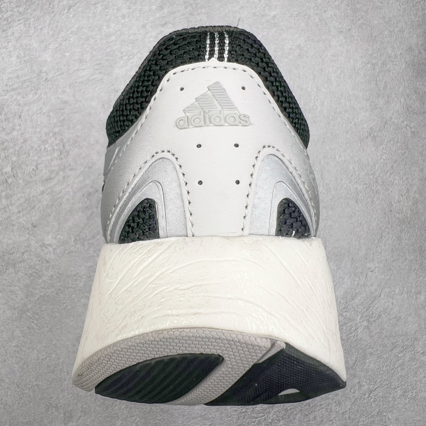 图片[8]-AD Adizero Aruku 全新跑鞋 以永动机为灵感的前卫造型 以及时下流行的厚底设定 让人无比期待 “Aruku” 在日文中是行走的意思 昭示了这是一双定位于大众日常训练或慢跑的鞋款 黑、白、红三色的撞色外观 搭配街头感、现代感十足的鞋面线条勾勒 格外引人注目 搭配丰沛的全新 Swirlfoam 泡棉厚底 虽然不像顶级竞速跑鞋那般极致 但也将日常舒适和时尚颜值平衡到位 尺码：36 36.5 37.5 38 38.5 39 40 40.5 41 42 42.5 43 44 44.5 45-选品中心