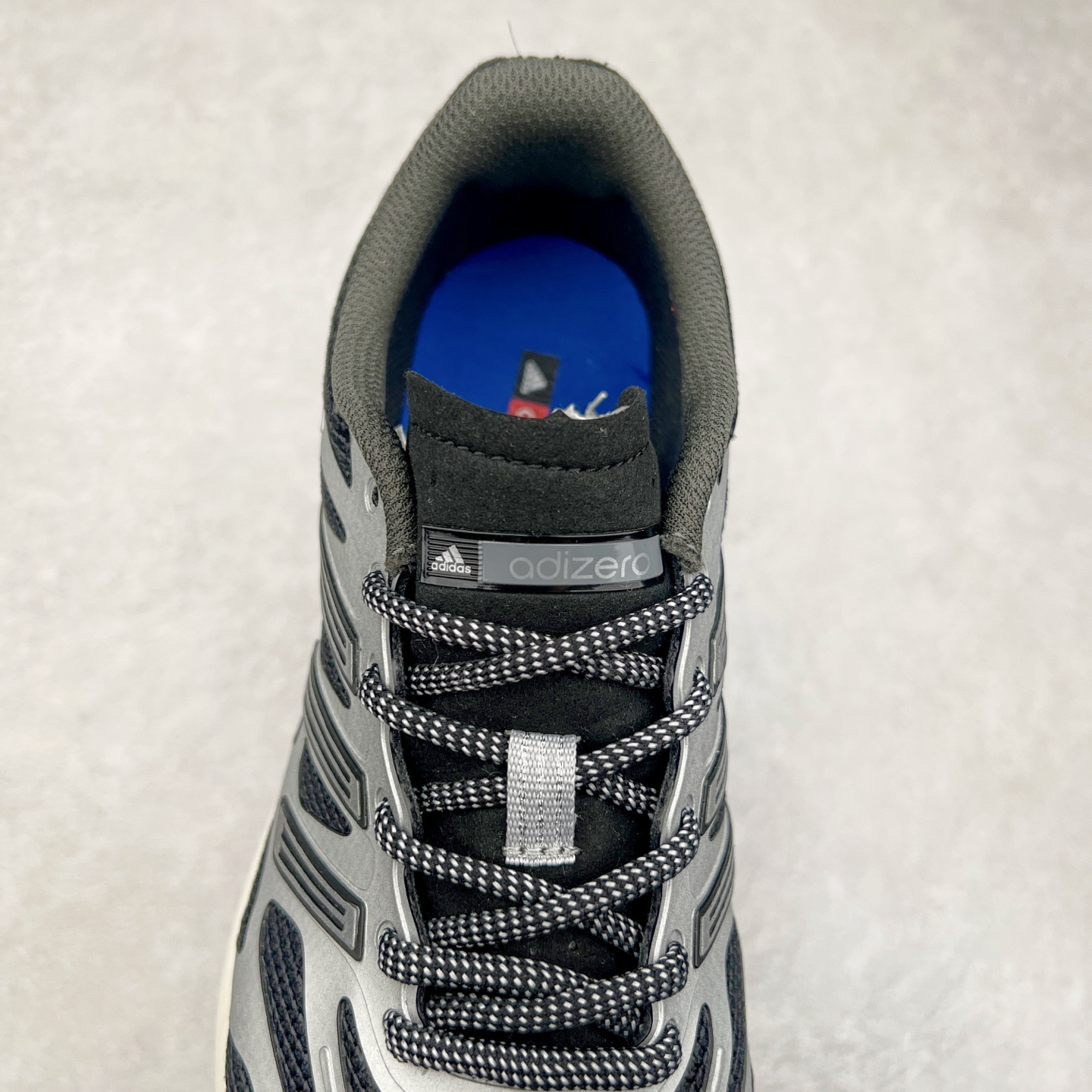 图片[5]-AD Adizero Aruku 全新跑鞋 以永动机为灵感的前卫造型 以及时下流行的厚底设定 让人无比期待 “Aruku” 在日文中是行走的意思 昭示了这是一双定位于大众日常训练或慢跑的鞋款 黑、白、红三色的撞色外观 搭配街头感、现代感十足的鞋面线条勾勒 格外引人注目 搭配丰沛的全新 Swirlfoam 泡棉厚底 虽然不像顶级竞速跑鞋那般极致 但也将日常舒适和时尚颜值平衡到位 尺码：36 36.5 37.5 38 38.5 39 40 40.5 41 42 42.5 43 44 44.5 45-选品中心