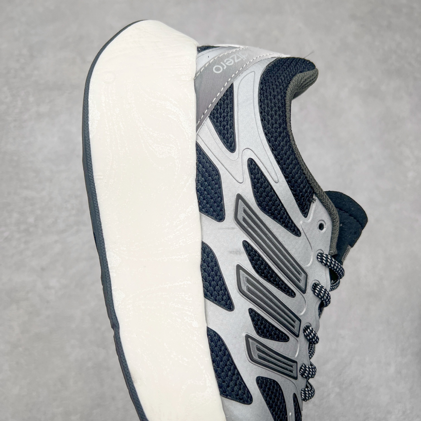 图片[6]-AD Adizero Aruku 全新跑鞋 以永动机为灵感的前卫造型 以及时下流行的厚底设定 让人无比期待 “Aruku” 在日文中是行走的意思 昭示了这是一双定位于大众日常训练或慢跑的鞋款 黑、白、红三色的撞色外观 搭配街头感、现代感十足的鞋面线条勾勒 格外引人注目 搭配丰沛的全新 Swirlfoam 泡棉厚底 虽然不像顶级竞速跑鞋那般极致 但也将日常舒适和时尚颜值平衡到位 尺码：36 36.5 37.5 38 38.5 39 40 40.5 41 42 42.5 43 44 44.5 45-选品中心