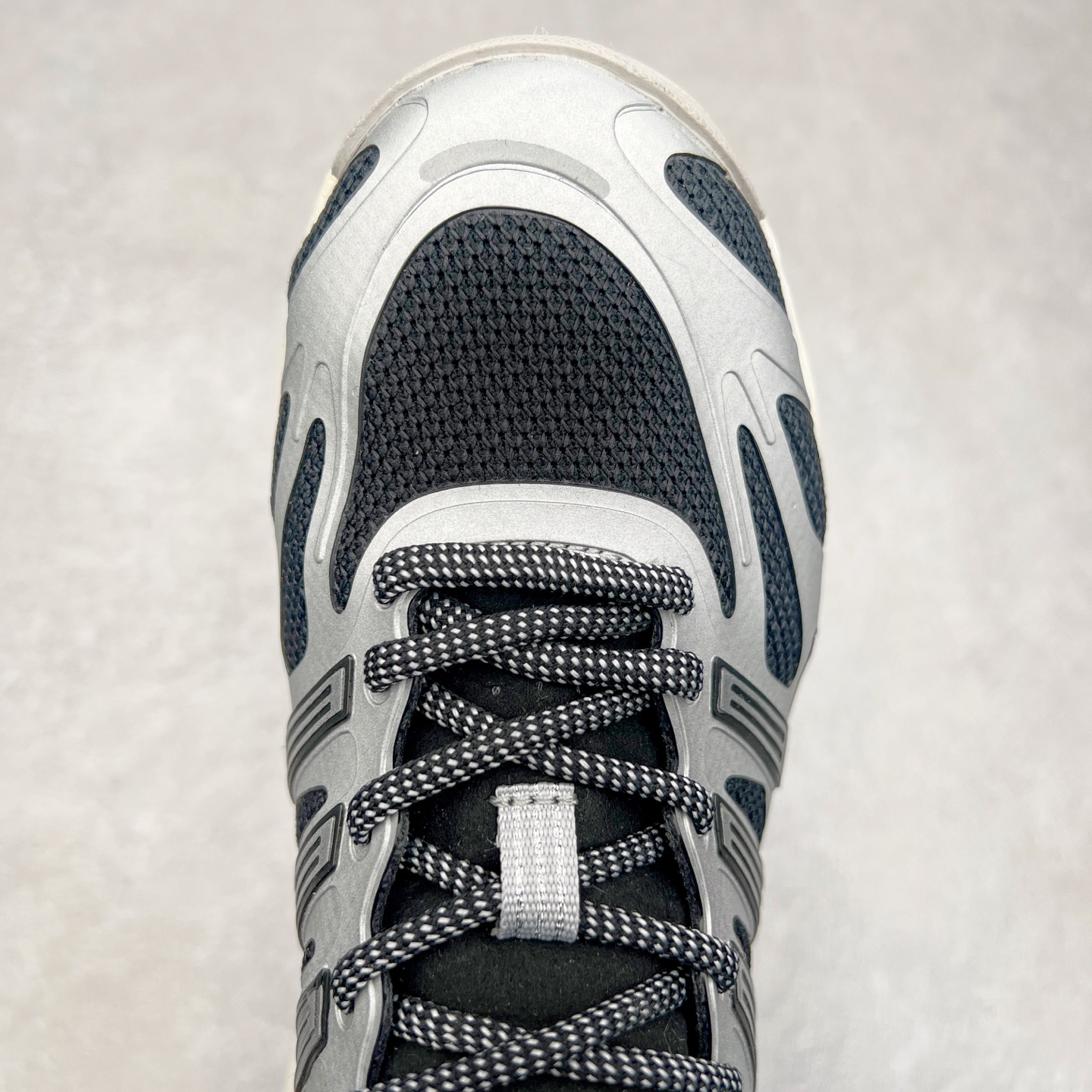 图片[4]-AD Adizero Aruku 全新跑鞋 以永动机为灵感的前卫造型 以及时下流行的厚底设定 让人无比期待 “Aruku” 在日文中是行走的意思 昭示了这是一双定位于大众日常训练或慢跑的鞋款 黑、白、红三色的撞色外观 搭配街头感、现代感十足的鞋面线条勾勒 格外引人注目 搭配丰沛的全新 Swirlfoam 泡棉厚底 虽然不像顶级竞速跑鞋那般极致 但也将日常舒适和时尚颜值平衡到位 尺码：36 36.5 37.5 38 38.5 39 40 40.5 41 42 42.5 43 44 44.5 45-选品中心