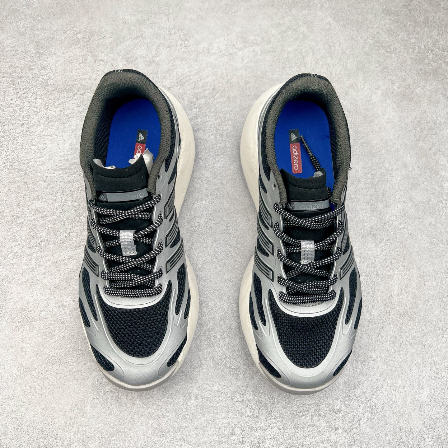 图片[2]-AD Adizero Aruku 全新跑鞋 以永动机为灵感的前卫造型 以及时下流行的厚底设定 让人无比期待 “Aruku” 在日文中是行走的意思 昭示了这是一双定位于大众日常训练或慢跑的鞋款 黑、白、红三色的撞色外观 搭配街头感、现代感十足的鞋面线条勾勒 格外引人注目 搭配丰沛的全新 Swirlfoam 泡棉厚底 虽然不像顶级竞速跑鞋那般极致 但也将日常舒适和时尚颜值平衡到位 尺码：36 36.5 37.5 38 38.5 39 40 40.5 41 42 42.5 43 44 44.5 45-选品中心