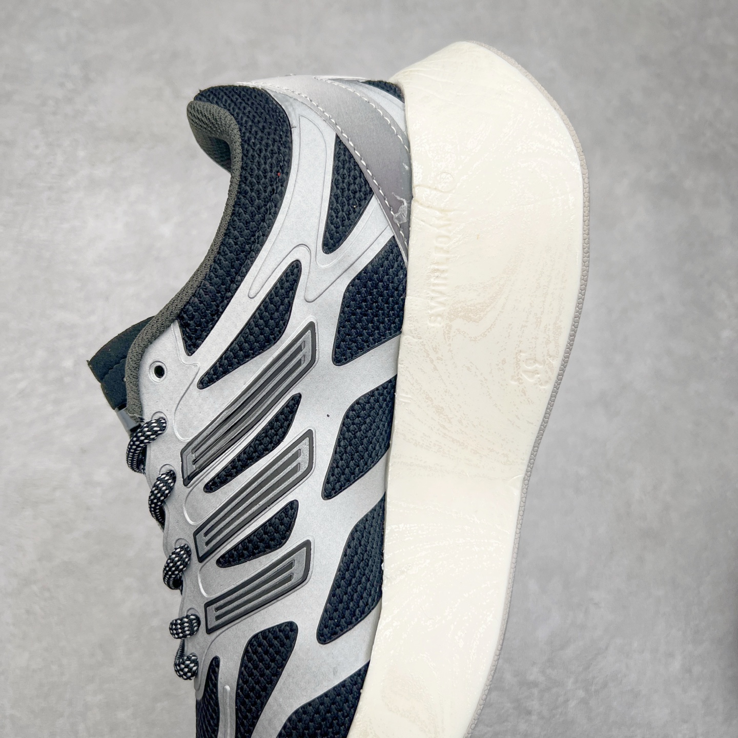 图片[7]-AD Adizero Aruku 全新跑鞋 以永动机为灵感的前卫造型 以及时下流行的厚底设定 让人无比期待 “Aruku” 在日文中是行走的意思 昭示了这是一双定位于大众日常训练或慢跑的鞋款 黑、白、红三色的撞色外观 搭配街头感、现代感十足的鞋面线条勾勒 格外引人注目 搭配丰沛的全新 Swirlfoam 泡棉厚底 虽然不像顶级竞速跑鞋那般极致 但也将日常舒适和时尚颜值平衡到位 尺码：36 36.5 37.5 38 38.5 39 40 40.5 41 42 42.5 43 44 44.5 45-选品中心