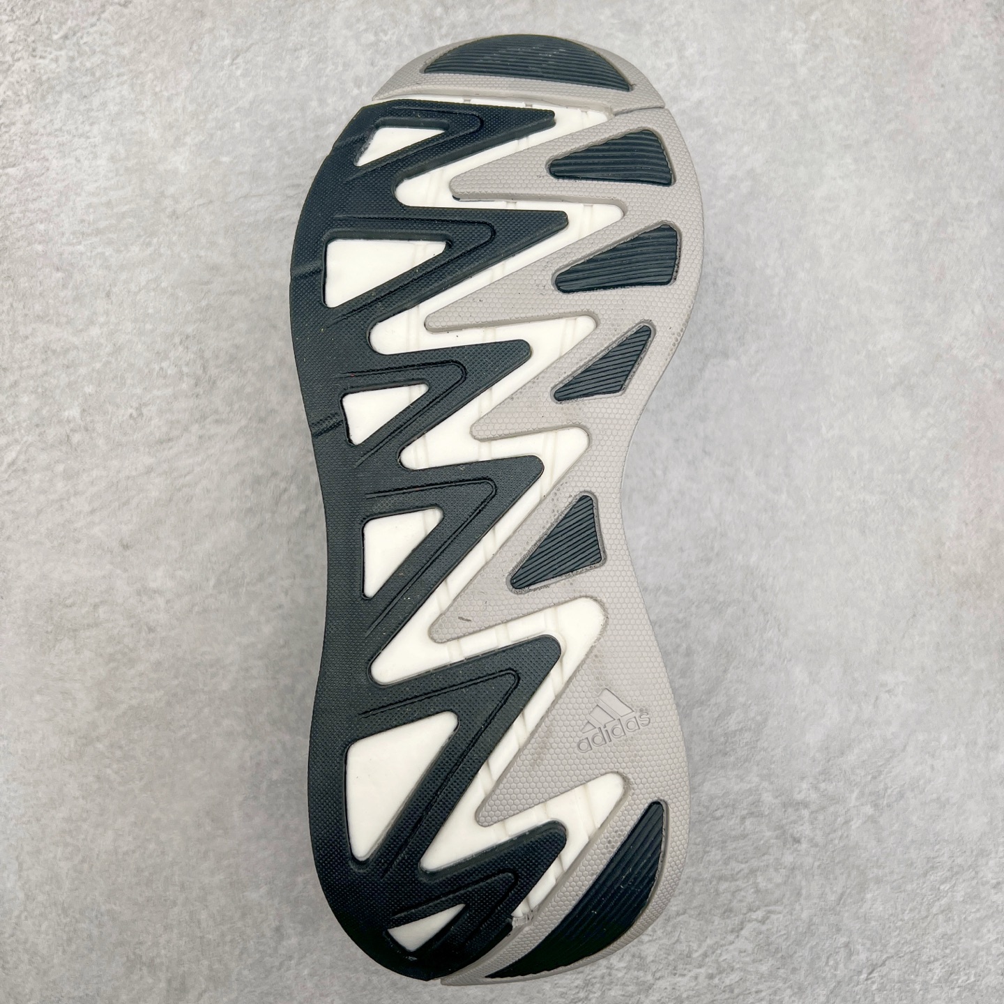 图片[9]-AD Adizero Aruku 全新跑鞋 以永动机为灵感的前卫造型 以及时下流行的厚底设定 让人无比期待 “Aruku” 在日文中是行走的意思 昭示了这是一双定位于大众日常训练或慢跑的鞋款 黑、白、红三色的撞色外观 搭配街头感、现代感十足的鞋面线条勾勒 格外引人注目 搭配丰沛的全新 Swirlfoam 泡棉厚底 虽然不像顶级竞速跑鞋那般极致 但也将日常舒适和时尚颜值平衡到位 尺码：36 36.5 37.5 38 38.5 39 40 40.5 41 42 42.5 43 44 44.5 45-选品中心