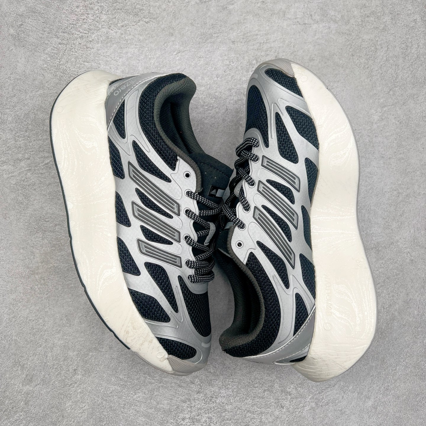 图片[3]-AD Adizero Aruku 全新跑鞋 以永动机为灵感的前卫造型 以及时下流行的厚底设定 让人无比期待 “Aruku” 在日文中是行走的意思 昭示了这是一双定位于大众日常训练或慢跑的鞋款 黑、白、红三色的撞色外观 搭配街头感、现代感十足的鞋面线条勾勒 格外引人注目 搭配丰沛的全新 Swirlfoam 泡棉厚底 虽然不像顶级竞速跑鞋那般极致 但也将日常舒适和时尚颜值平衡到位 尺码：36 36.5 37.5 38 38.5 39 40 40.5 41 42 42.5 43 44 44.5 45-选品中心