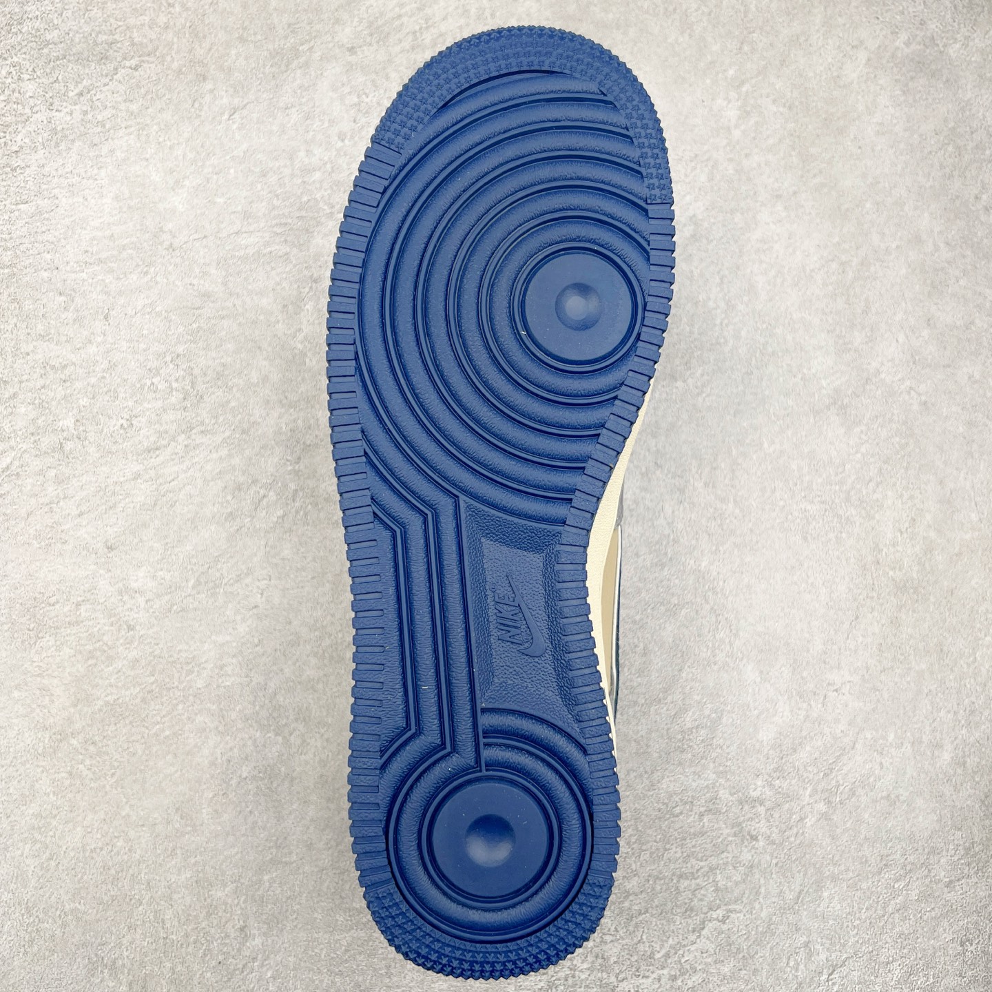 图片[9]-NK Air Force 1´07 Low 空军一号低帮百搭休闲运动板鞋 KK1988-045 柔软、弹性十足的缓震性能和出色的中底设计 横跨复古与现代的外型结合 造就出风靡全球 三十多年的Force 1 直到今天还深受青睐 尺码：36 36.5 37.5 38 38.5 39 40 40.5 41 42 42.5 43 44 44.5 45-选品中心