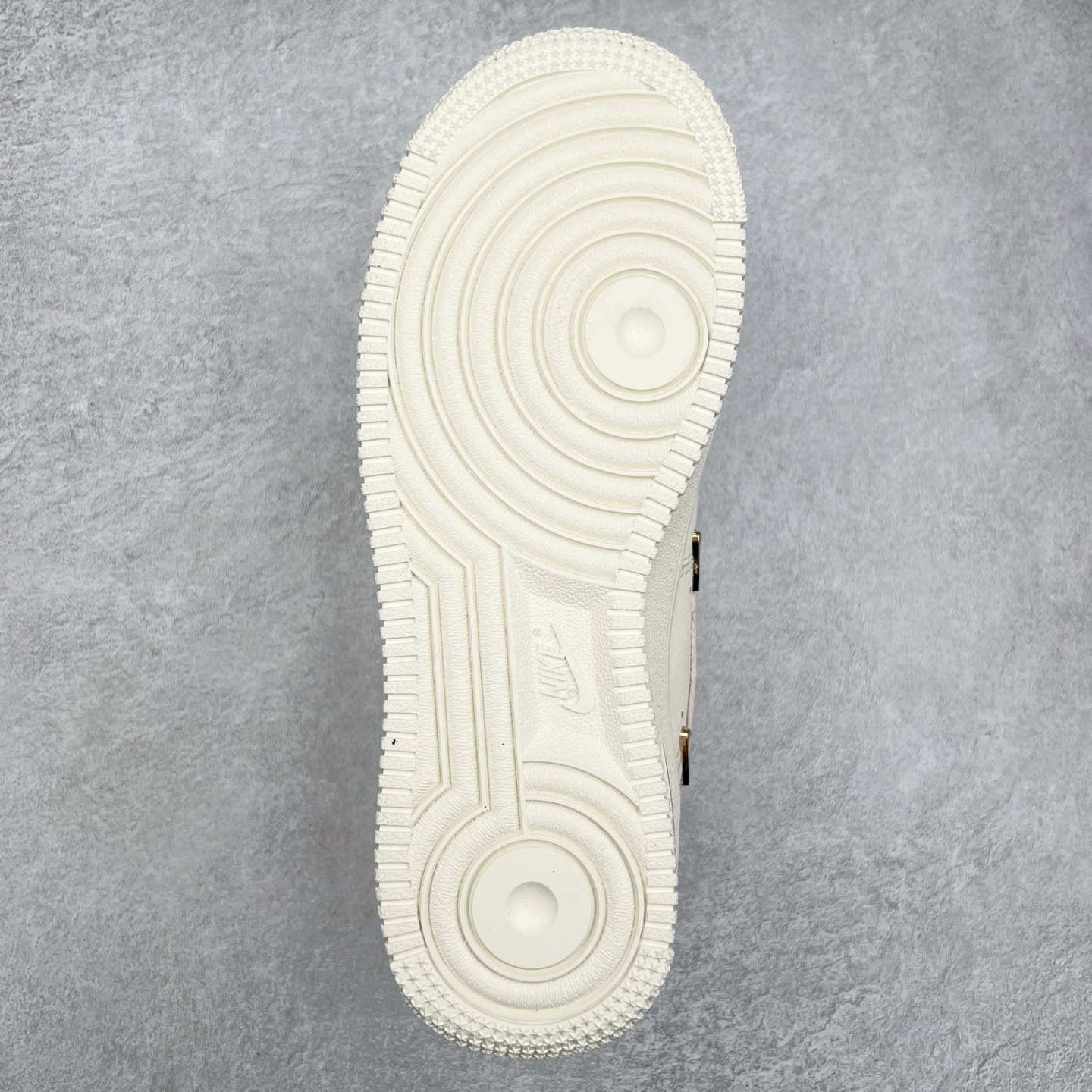 图片[9]-NK Air Force 1´07 Low 空军一号低帮百搭休闲运动板鞋 FC1122-333 柔软、弹性十足的缓震性能和出色的中底设计 横跨复古与现代的外型结合 造就出风靡全球 三十多年的Force 1 直到今天还深受青睐 尺码：36 36.5 37.5 38 38.5 39 40 40.5 41 42 42.5 43 44 44.5 45-选品中心