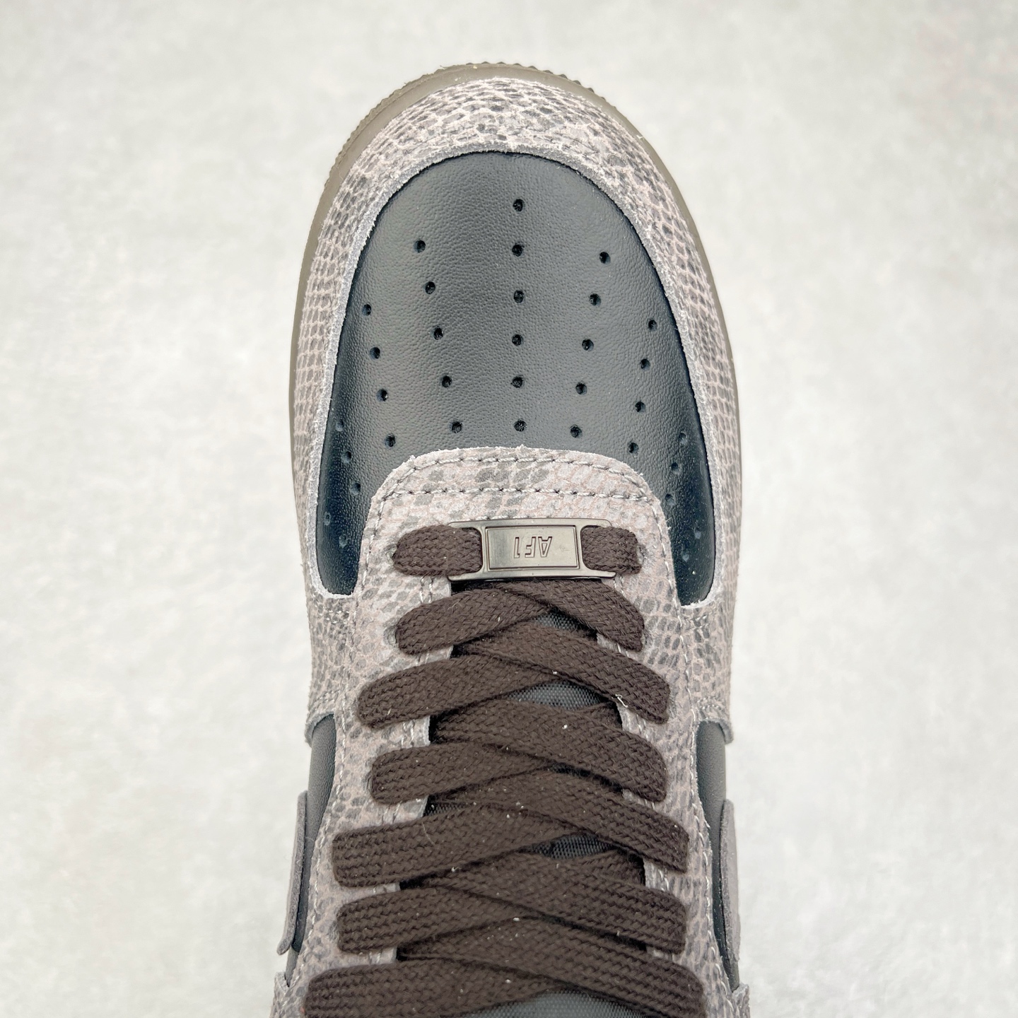 图片[4]-＃福利特价 NK Air Force 1´07 Low 空军一号低帮百搭休闲运动板鞋 HF2898-001 柔软、弹性十足的缓震性能和出色的中底设计 横跨复古与现代的外型结合 造就出风靡全球 三十多年的Force 1 直到今天还深受青睐 尺码：36 36.5 37.5 38 38.5 39 40 40.5 41 42 42.5 43 44 44.5 45-选品中心