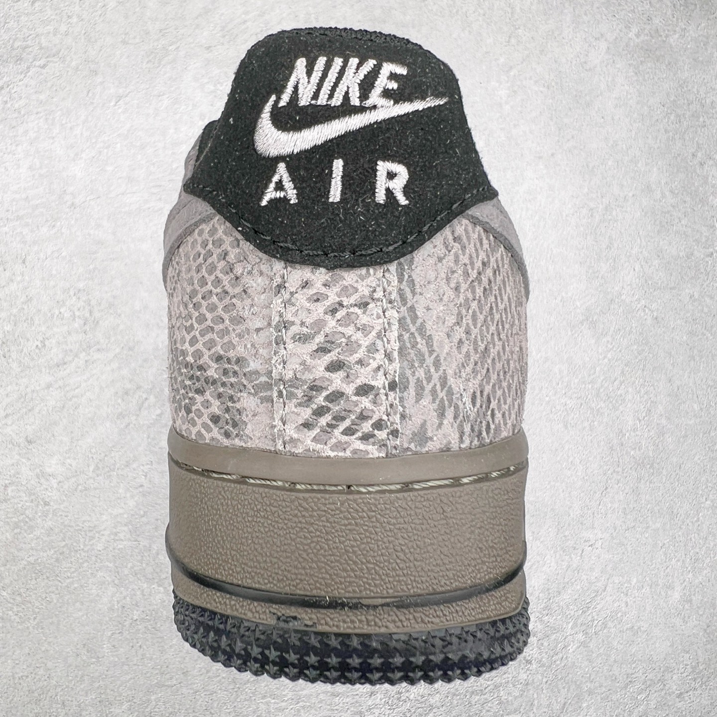 图片[8]-＃福利特价 NK Air Force 1´07 Low 空军一号低帮百搭休闲运动板鞋 HF2898-001 柔软、弹性十足的缓震性能和出色的中底设计 横跨复古与现代的外型结合 造就出风靡全球 三十多年的Force 1 直到今天还深受青睐 尺码：36 36.5 37.5 38 38.5 39 40 40.5 41 42 42.5 43 44 44.5 45-选品中心