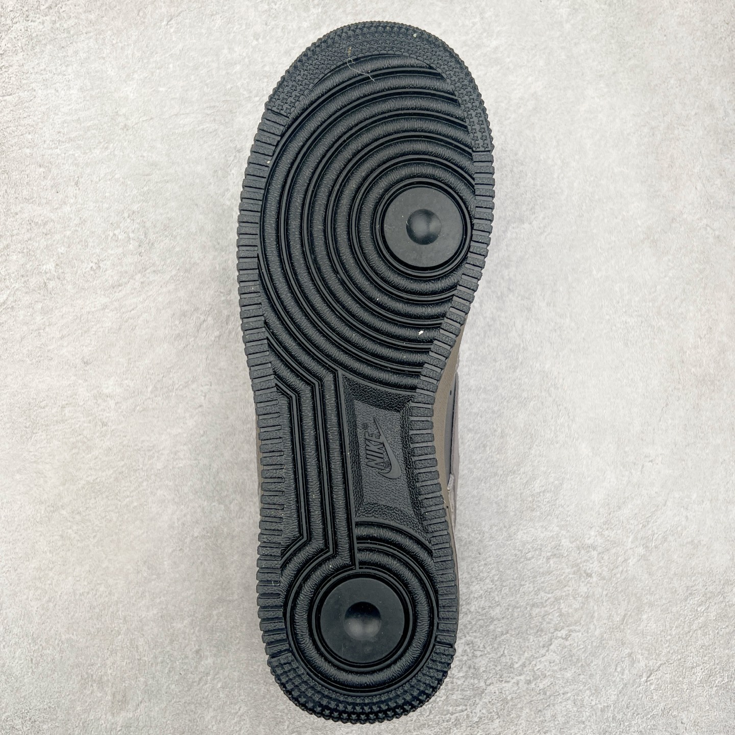 图片[9]-＃福利特价 NK Air Force 1´07 Low 空军一号低帮百搭休闲运动板鞋 HF2898-001 柔软、弹性十足的缓震性能和出色的中底设计 横跨复古与现代的外型结合 造就出风靡全球 三十多年的Force 1 直到今天还深受青睐 尺码：36 36.5 37.5 38 38.5 39 40 40.5 41 42 42.5 43 44 44.5 45-选品中心