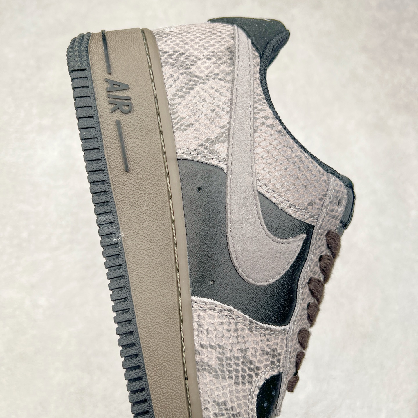 图片[6]-＃福利特价 NK Air Force 1´07 Low 空军一号低帮百搭休闲运动板鞋 HF2898-001 柔软、弹性十足的缓震性能和出色的中底设计 横跨复古与现代的外型结合 造就出风靡全球 三十多年的Force 1 直到今天还深受青睐 尺码：36 36.5 37.5 38 38.5 39 40 40.5 41 42 42.5 43 44 44.5 45-选品中心